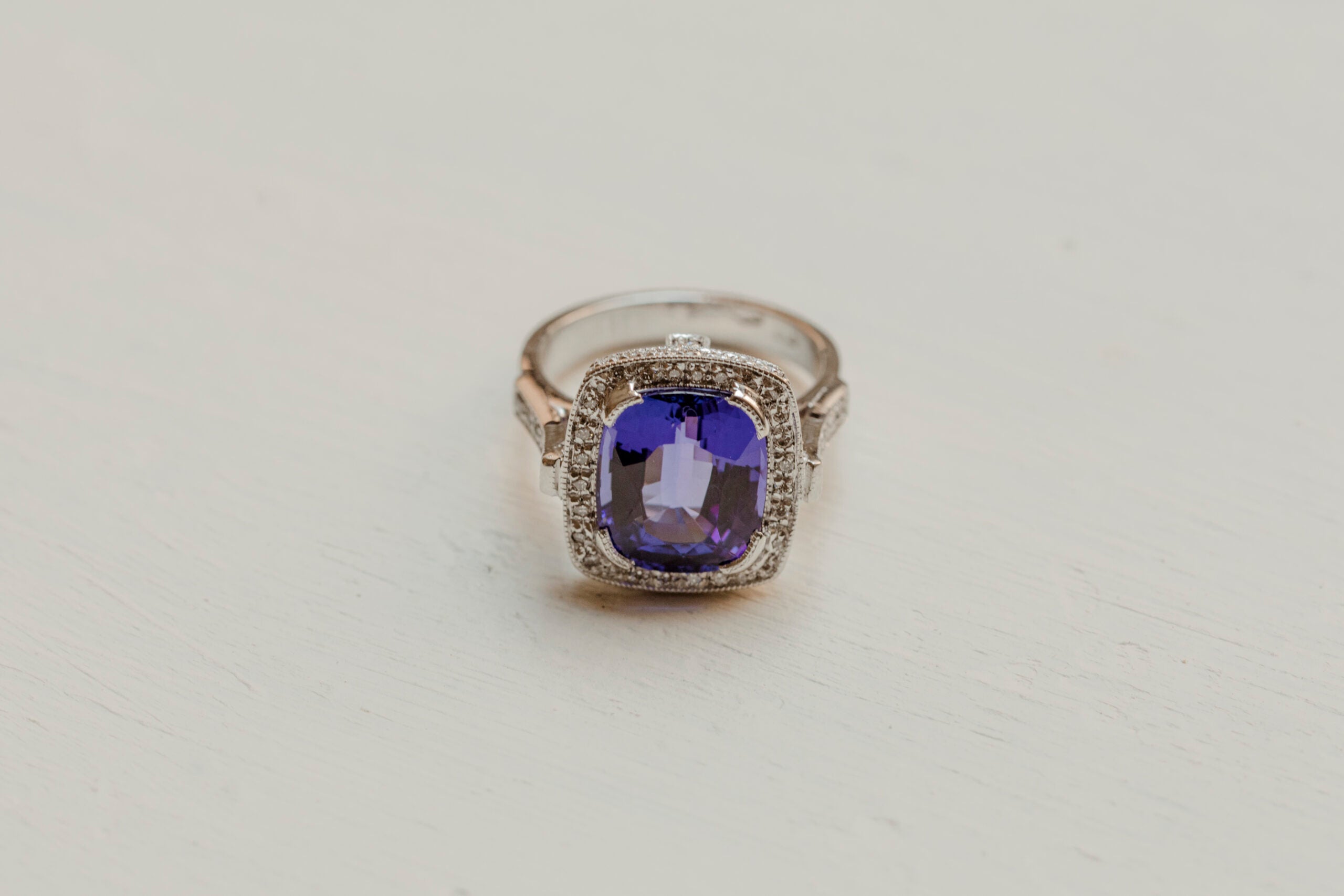 Anello Rara Tanzanite in Oro Bianco 750% e diamanti.