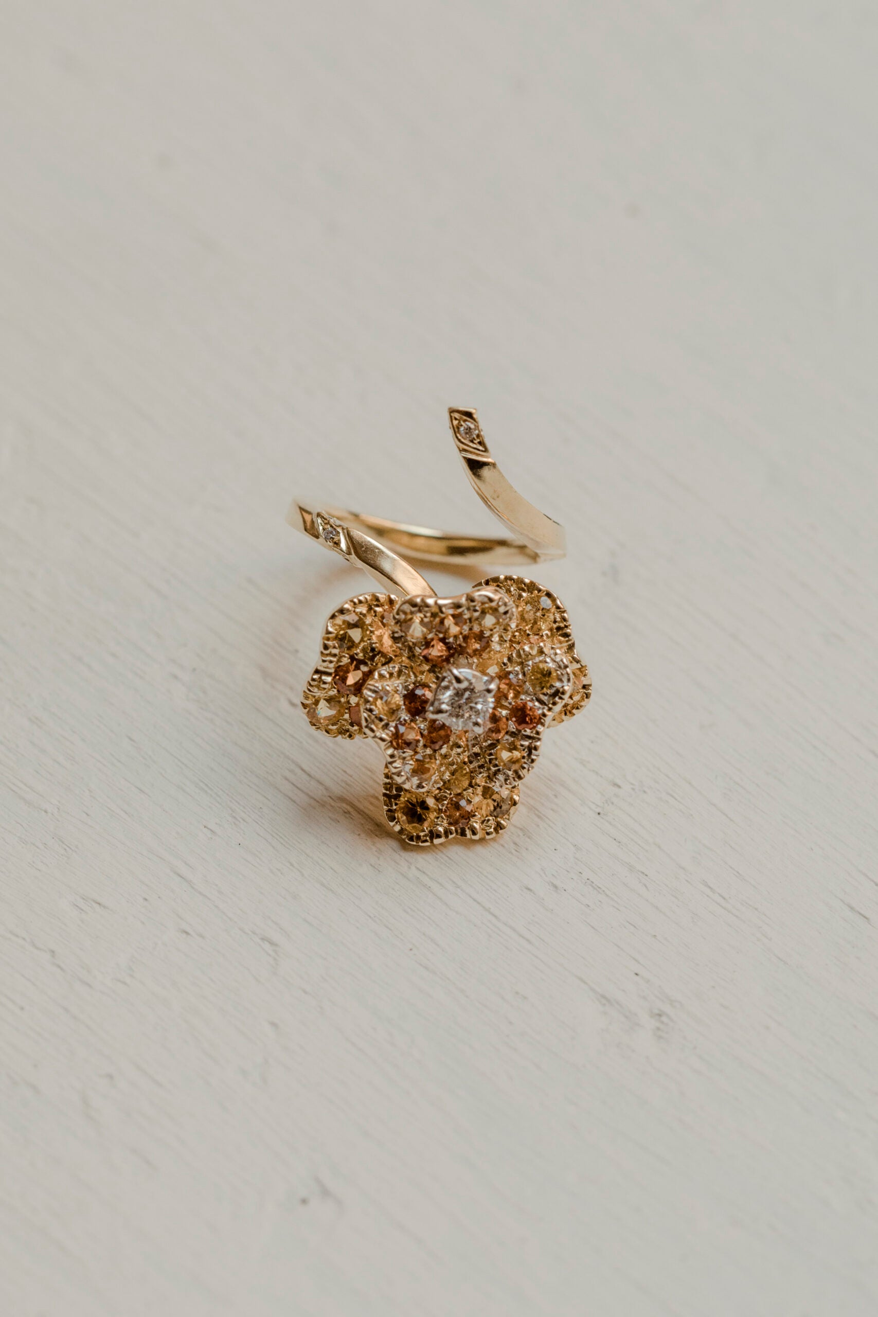 Anello Orchidea fiore in Oro giallo 750% con diamanti F VVS, zaffiri gialli e arancio. Mis 12