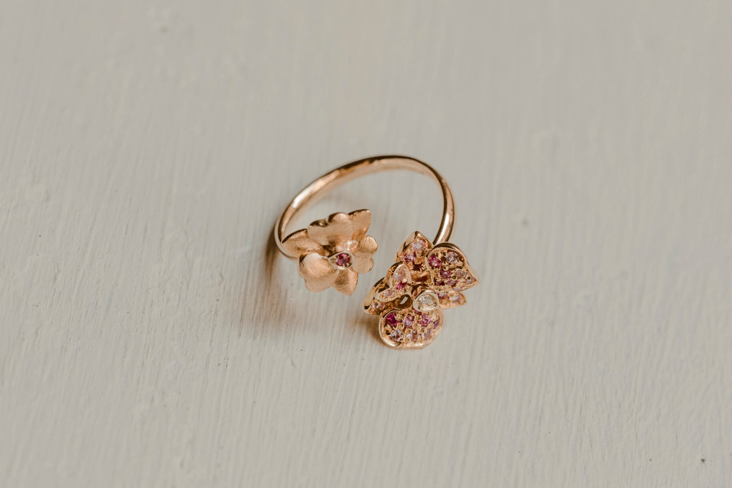 Anello 2 Orchidee fiore rosa in Oro Rosa 750% con diamanti , zaffiri rosa e rubini