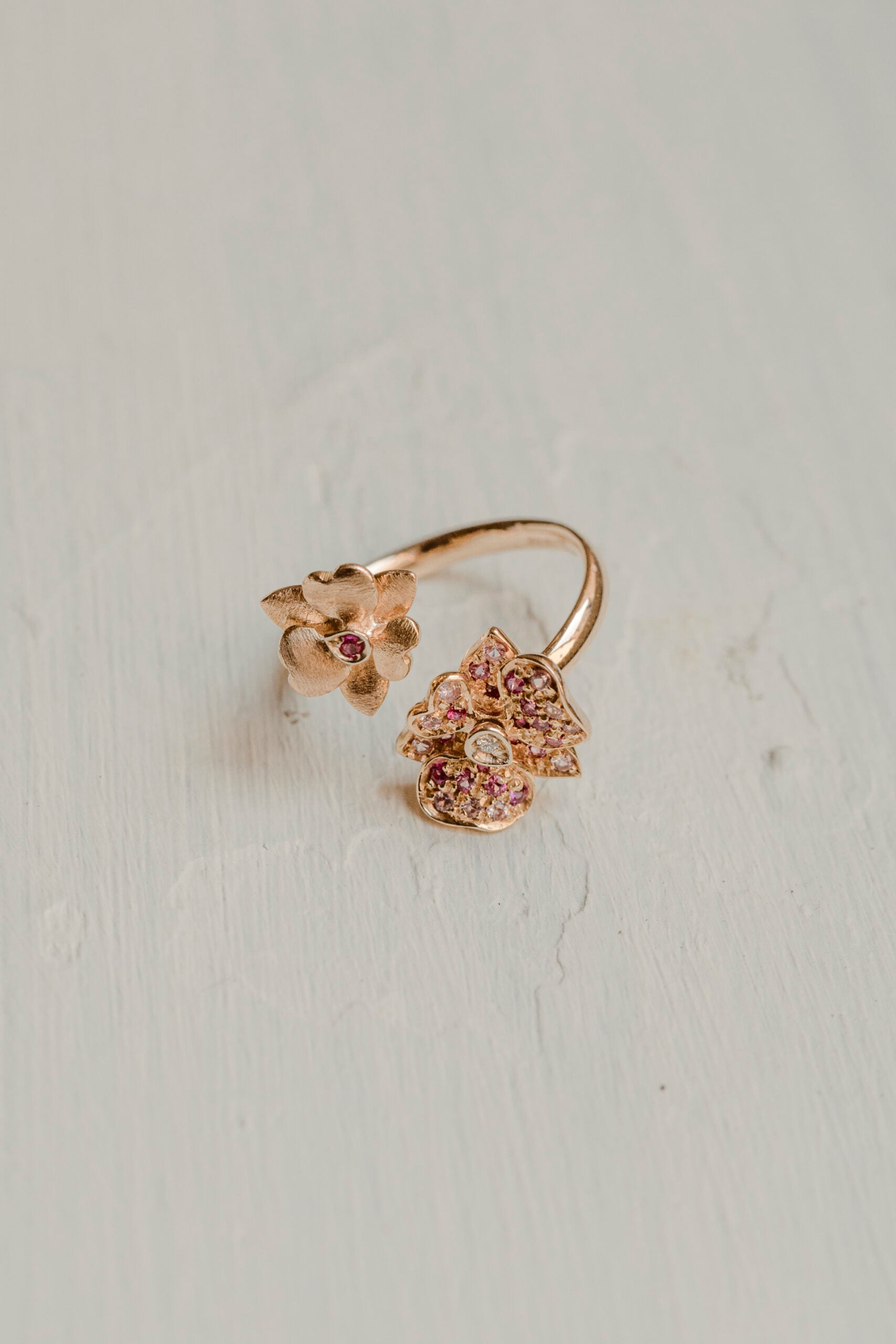 Anello 2 Orchidee fiore rosa in Oro Rosa 750% con diamanti , zaffiri rosa e rubini