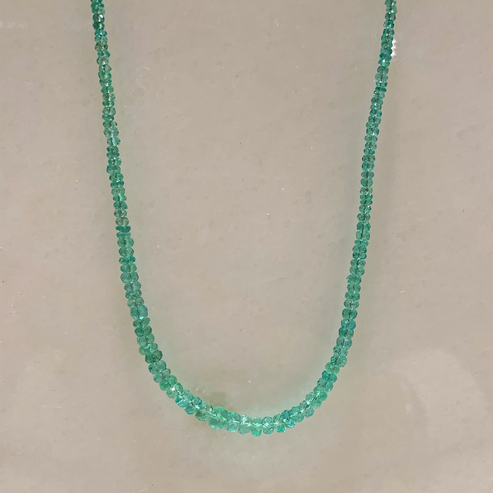 Collana degradè di smeraldi con chiusura in Oro Giallo