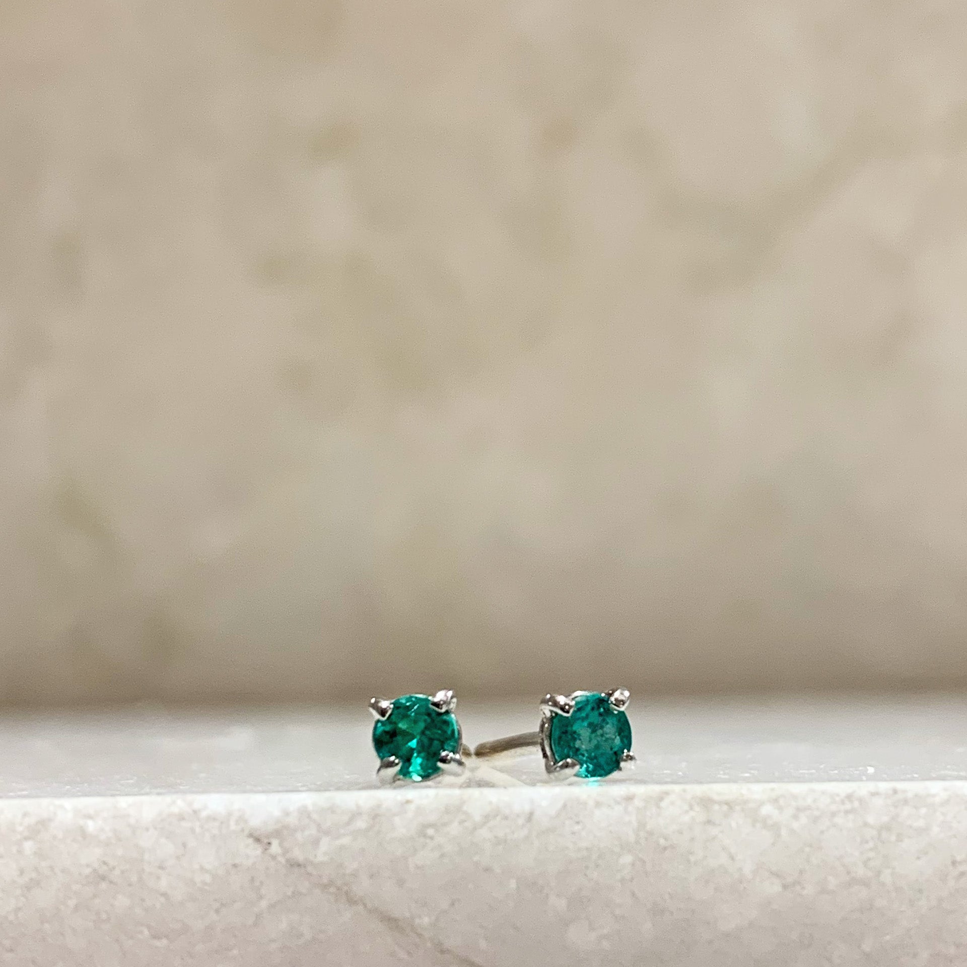 Punti luce in Oro Bianco e smeraldi