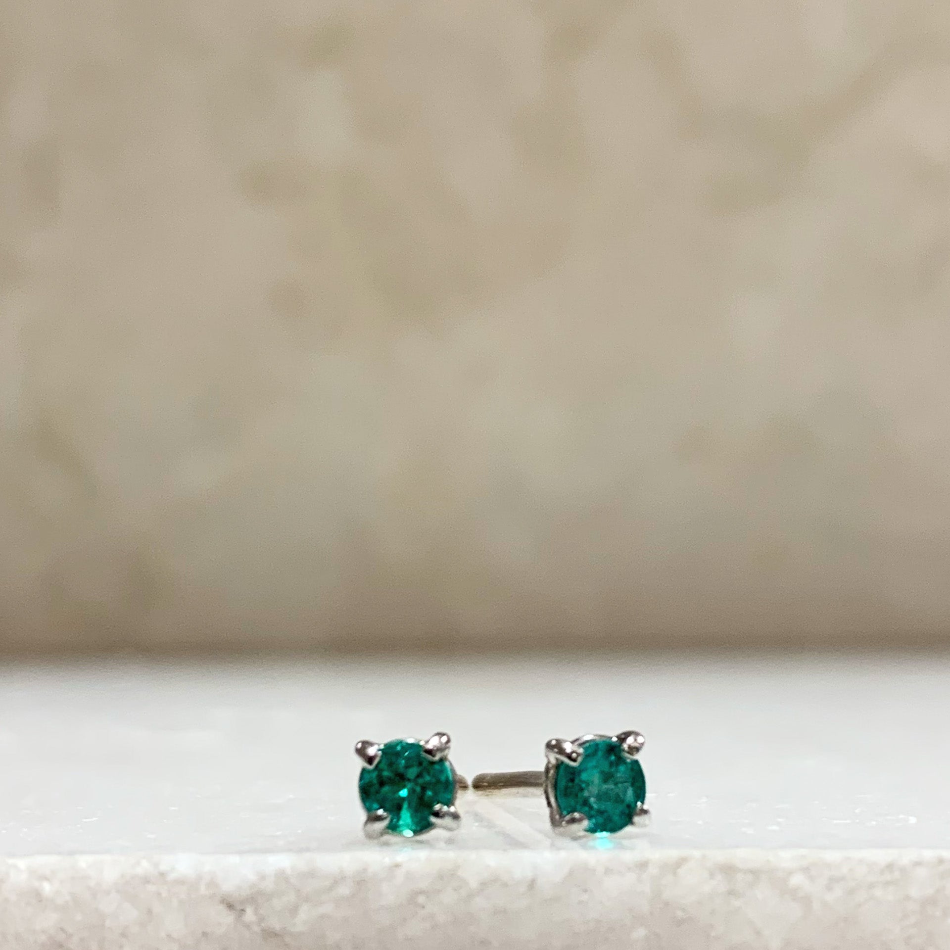 Punti luce in Oro Bianco e smeraldi