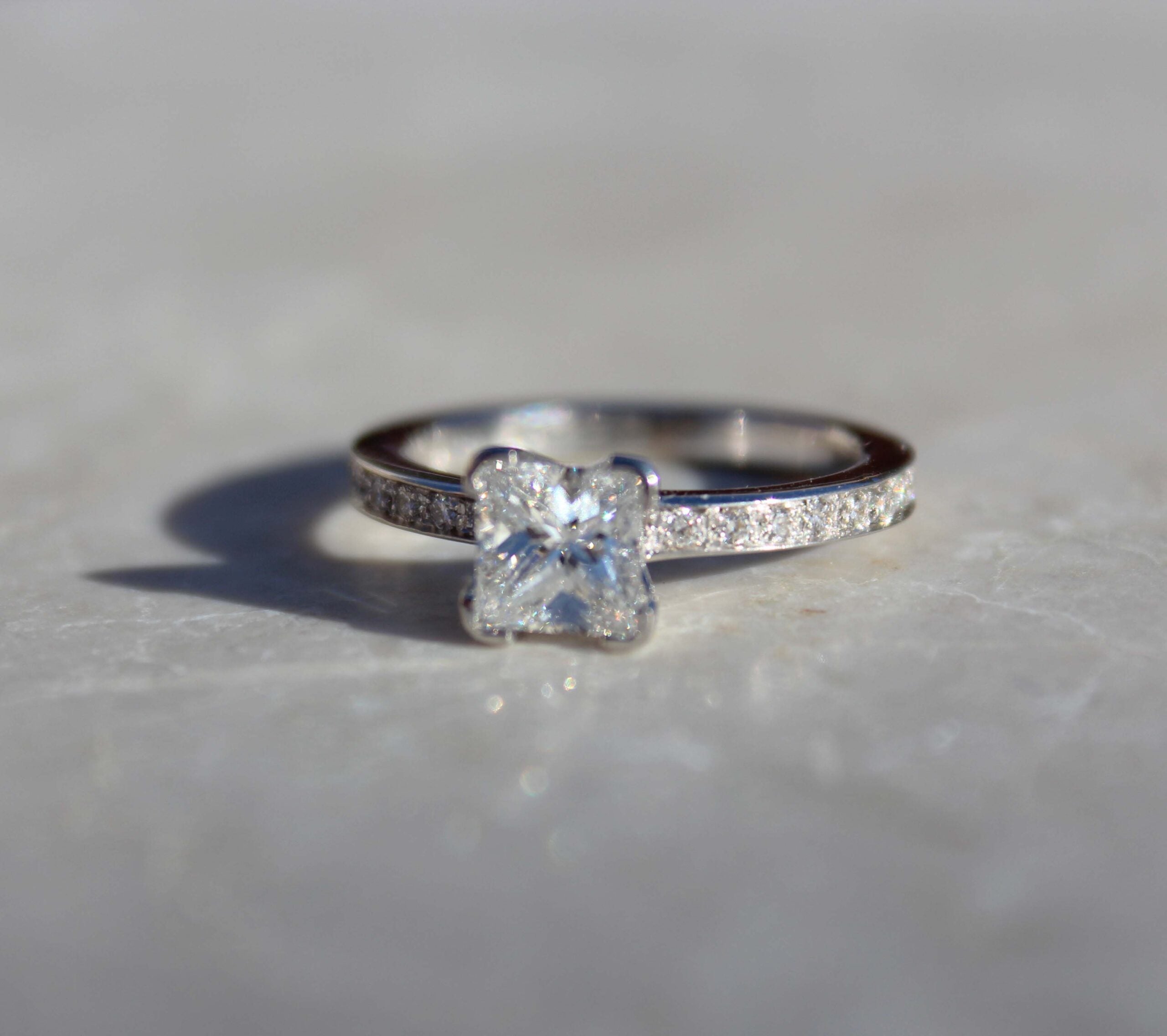 Anello in Oro Bianco 750%, Diamante centrale a taglio princess e diamanti laterali