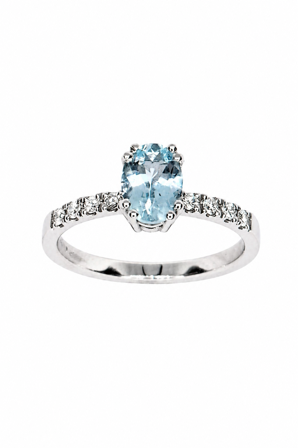 White gold ring with central oval-cut aquamarine and diamonds