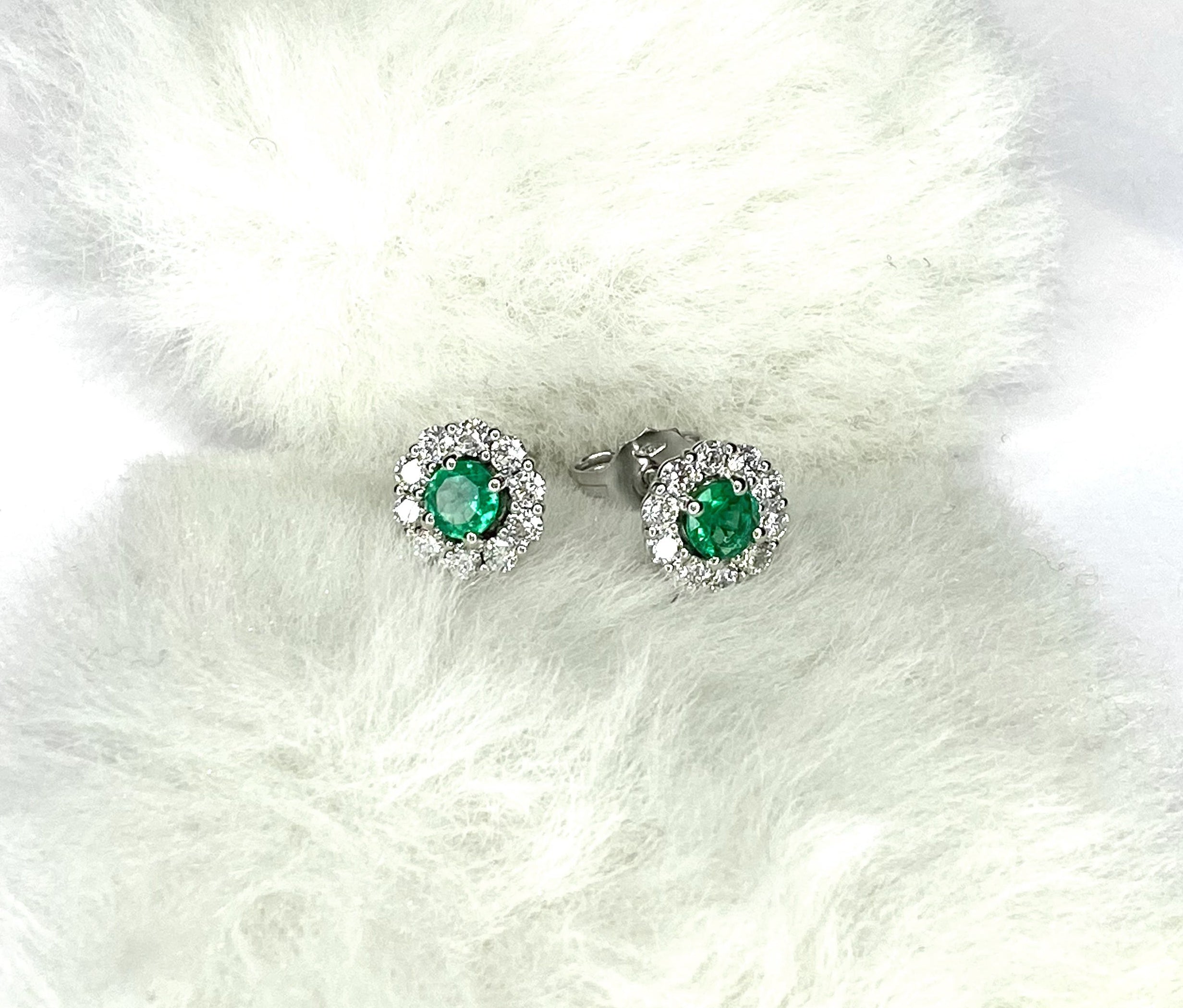 Orecchini in oro bianco, smeraldi e diamanti bianchi naturali