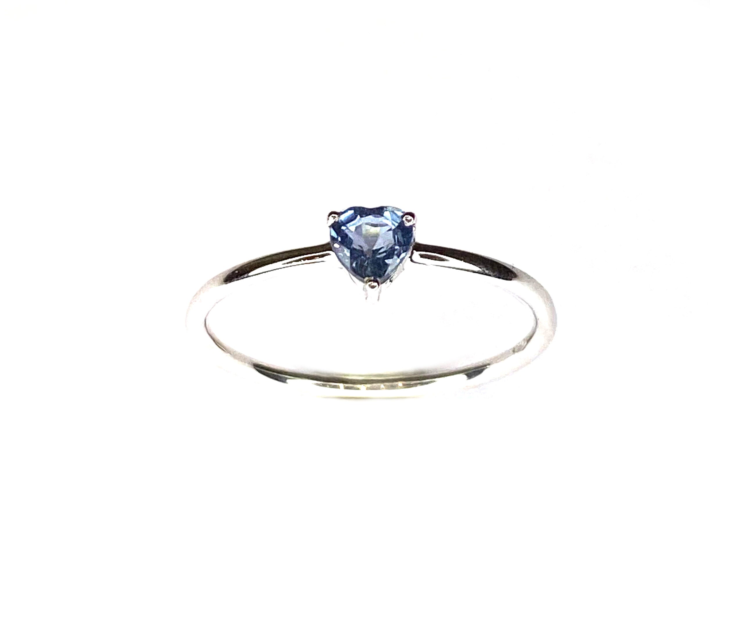 Anello in oro bianco con zaffiro blu chiaro a taglio cuore