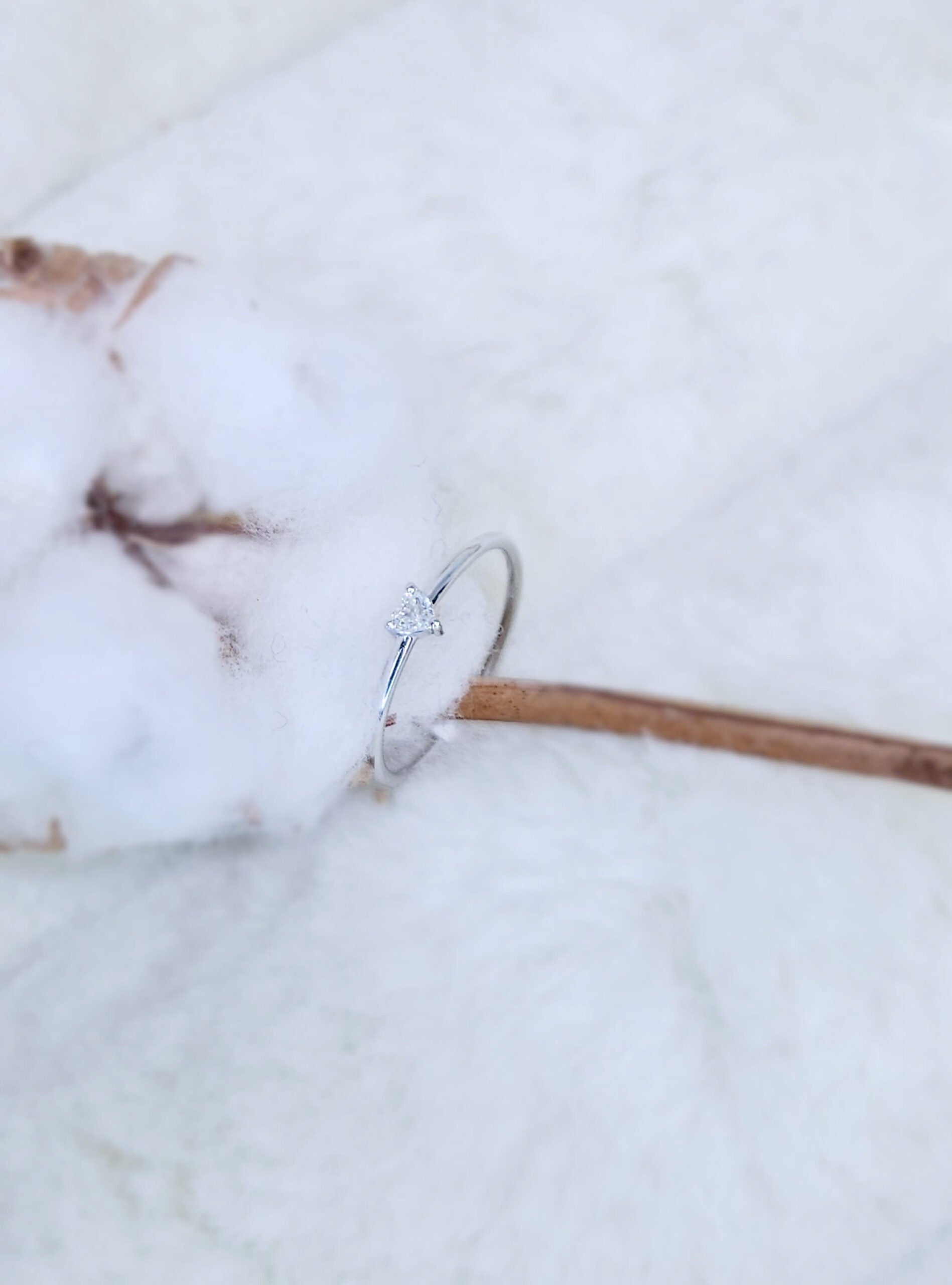 Anello in oro bianco con diamante naturale a taglio cuore