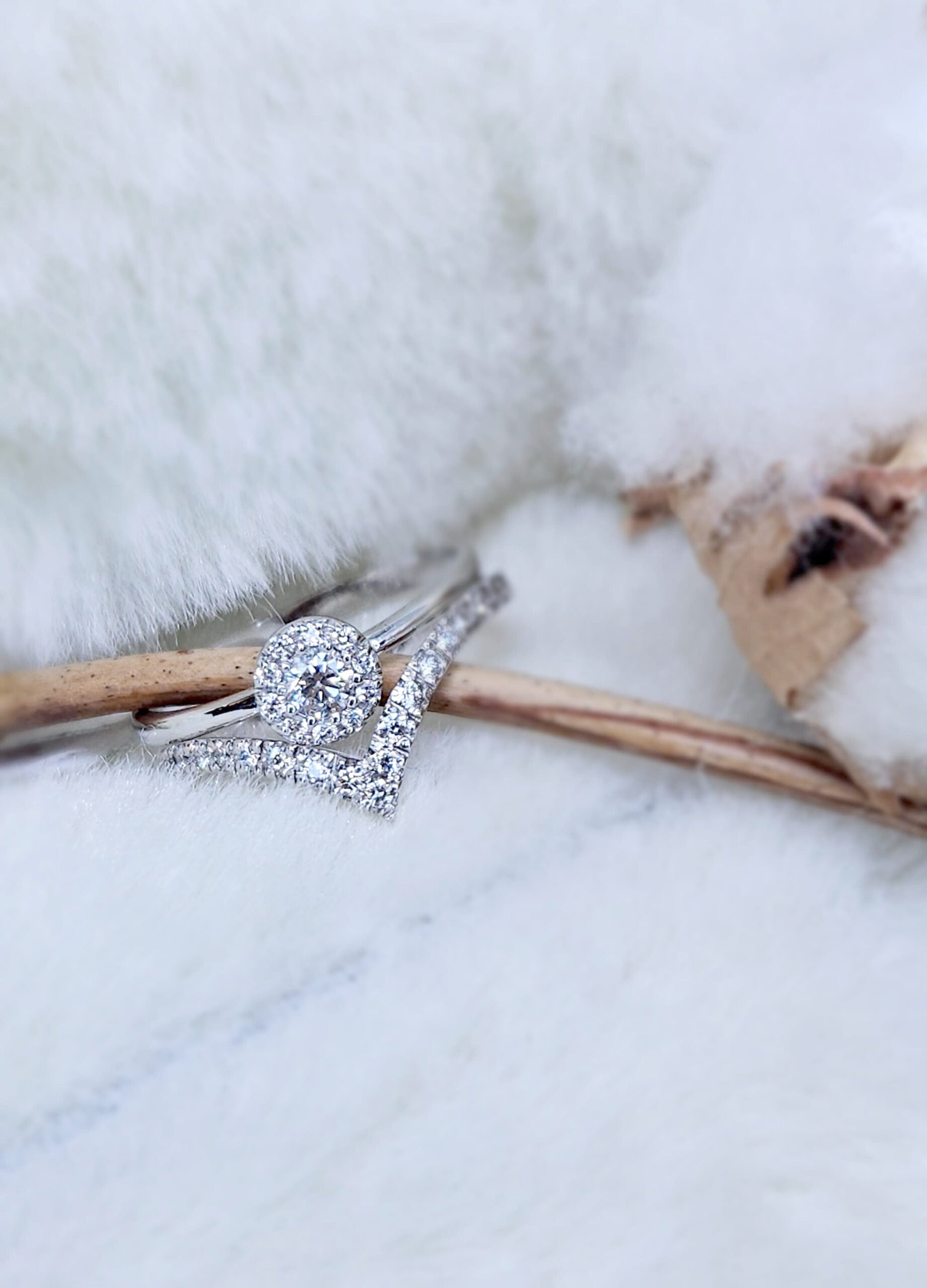 Anello in oro bianco e diamanti naturali