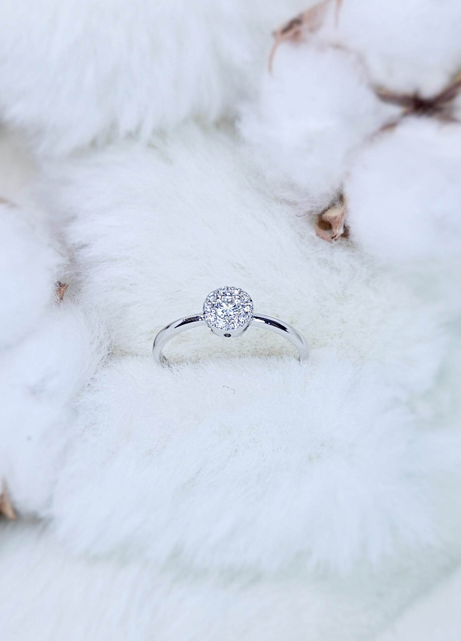 Anello in oro bianco e diamanti naturali