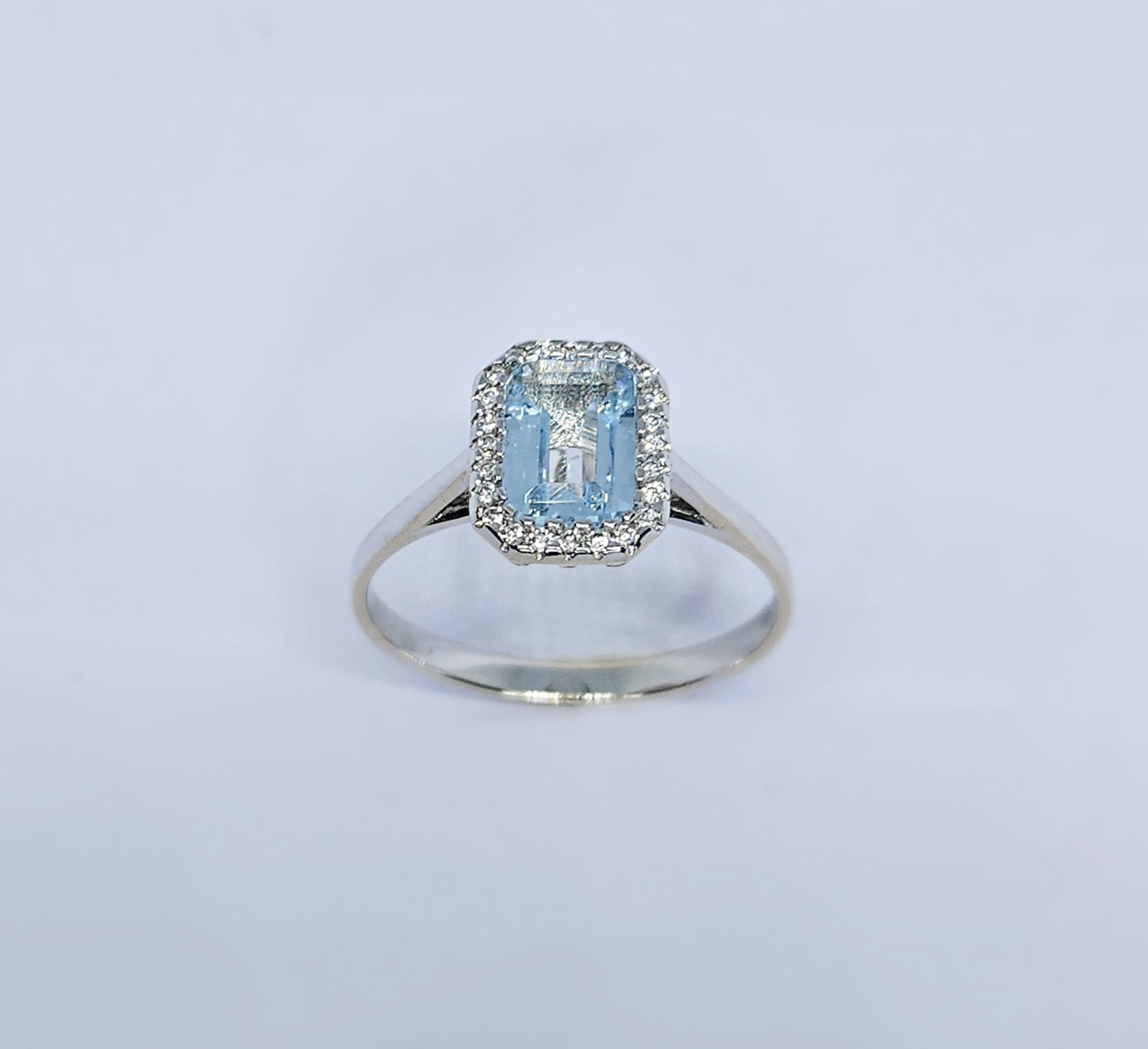 Anello in oro bianco con acquamarina centrale a taglio ottagonale e diamanti