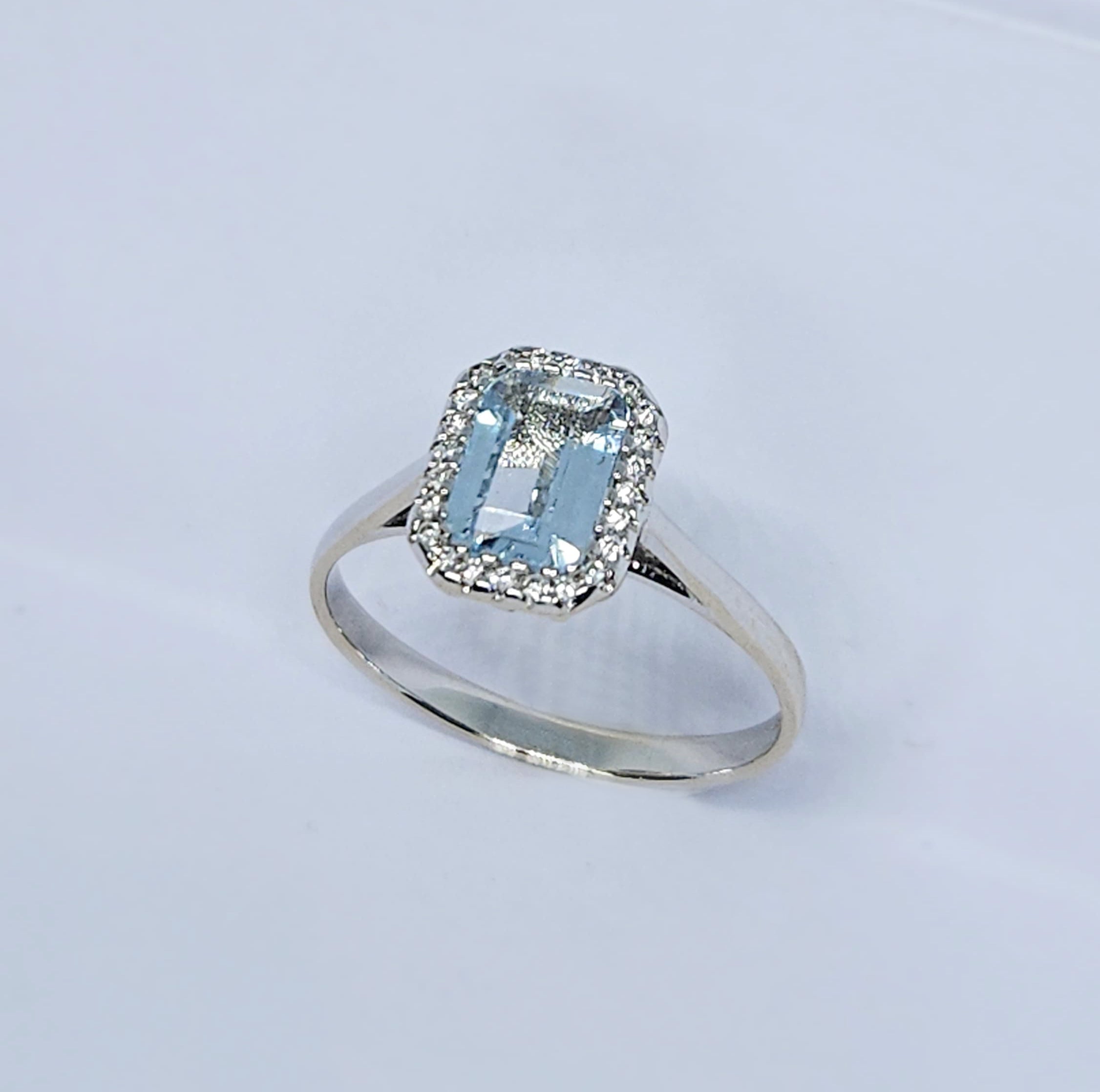 Anello in oro bianco con acquamarina centrale a taglio ottagonale e diamanti