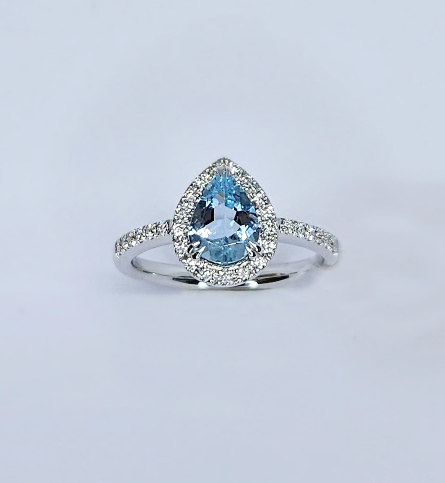 Anello in oro bianco con acquamarina a taglio goccia e diamanti