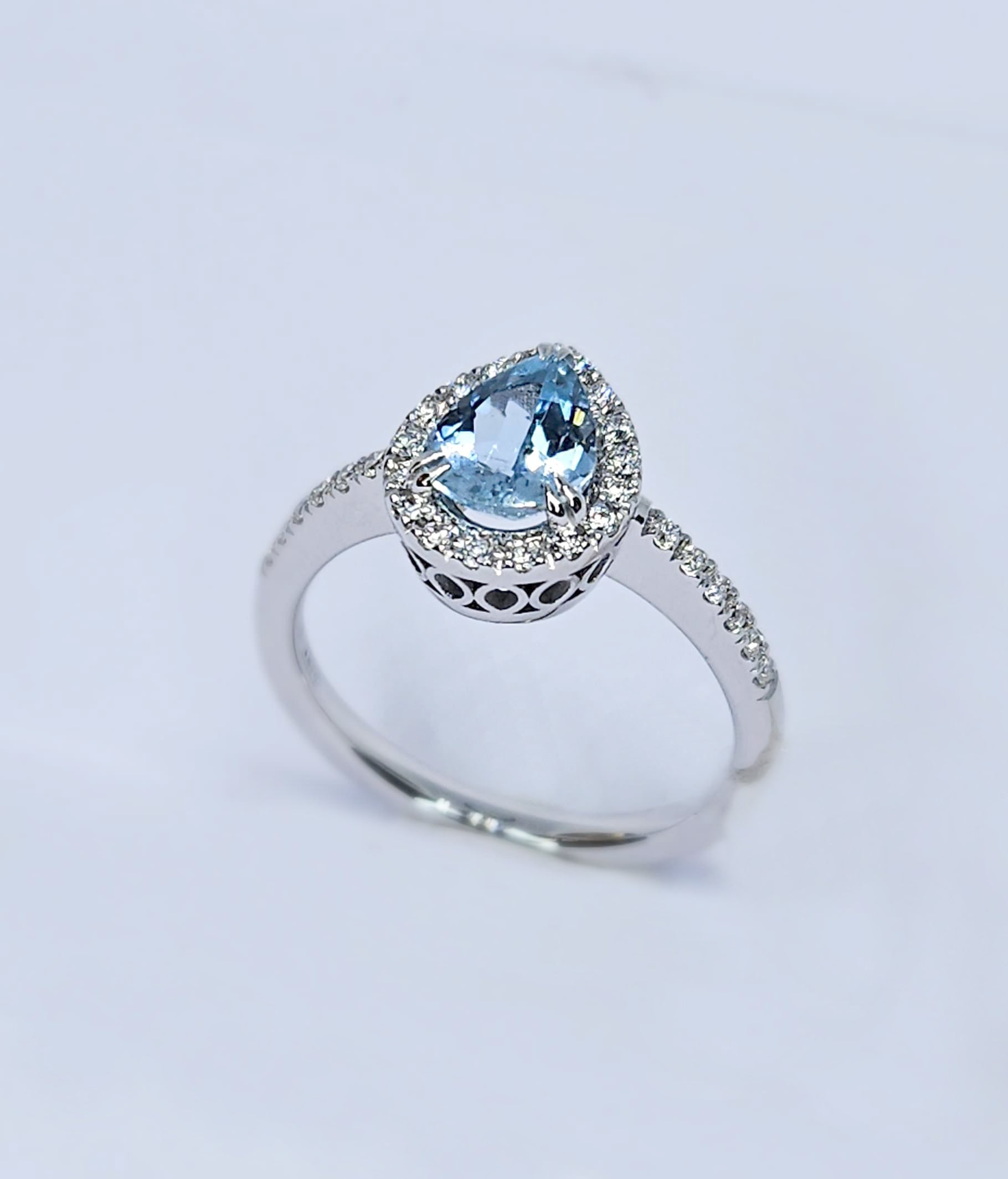Anello in oro bianco con acquamarina a taglio goccia e diamanti