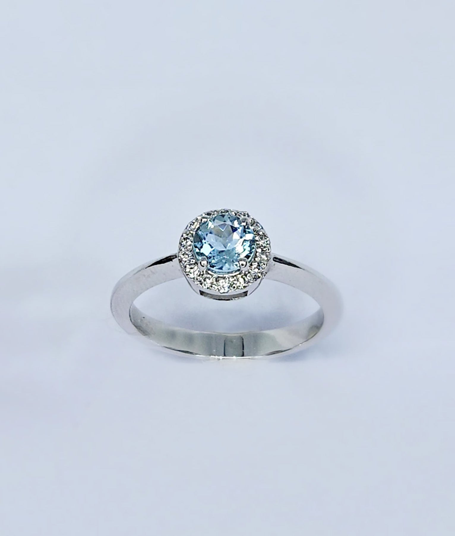 Anello in oro bianco con acquamarina centrale a taglio brillante e diamanti