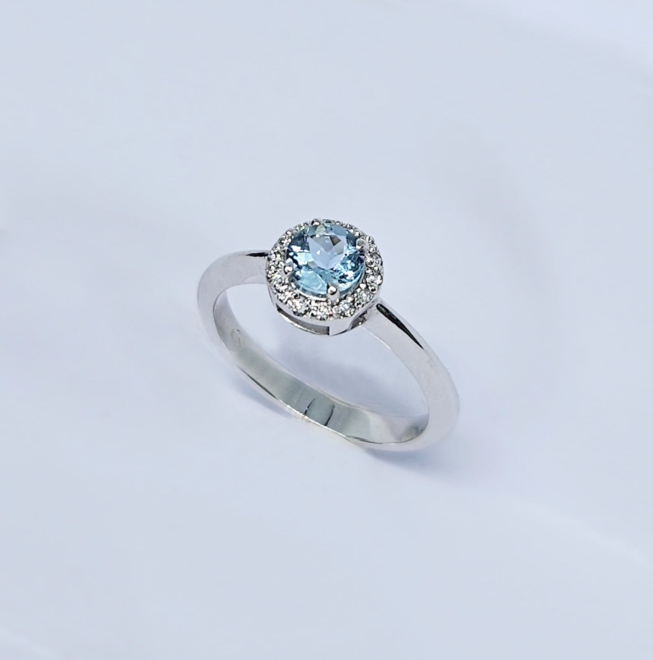 Anello in oro bianco con acquamarina centrale a taglio brillante e diamanti