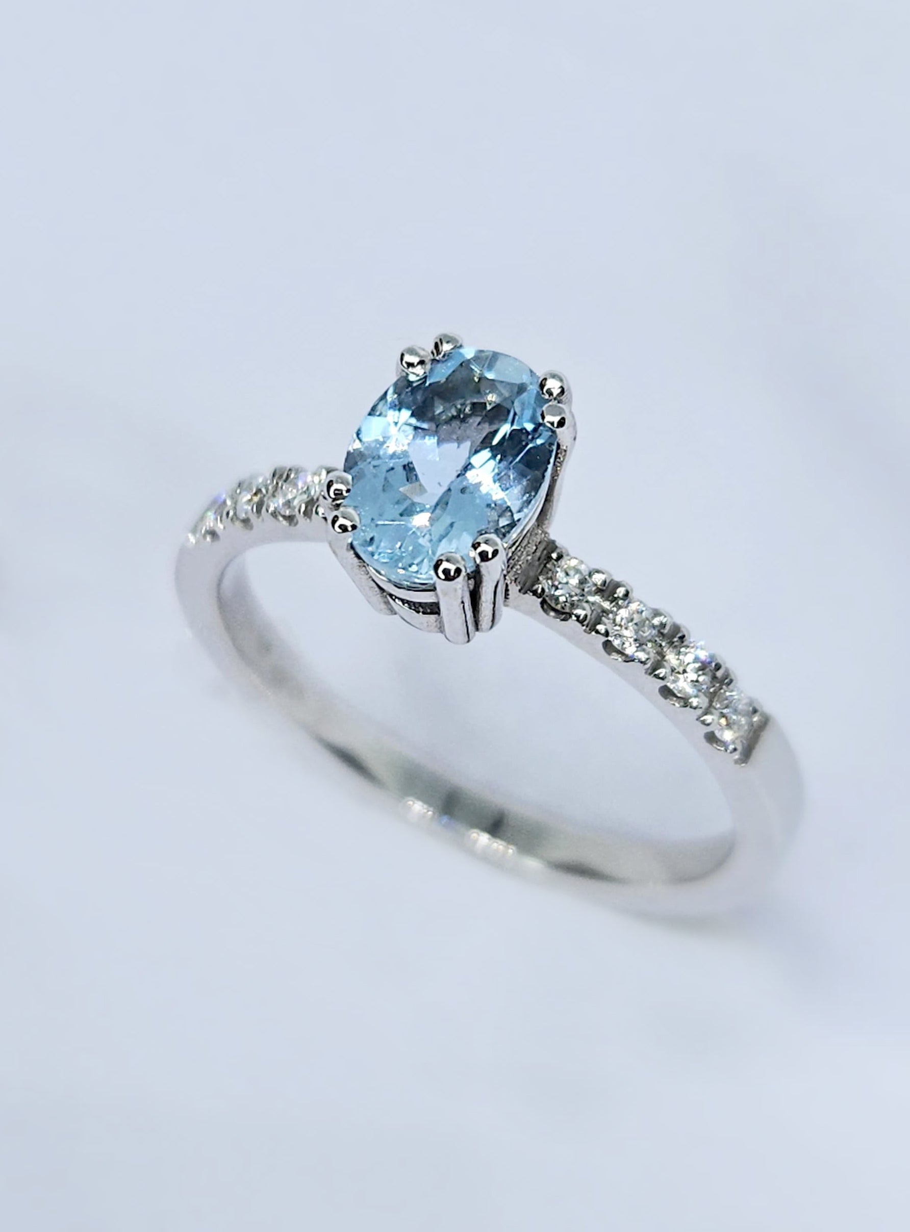 Anello in oro bianco con acquamarina centrale a taglio ovale e diamanti