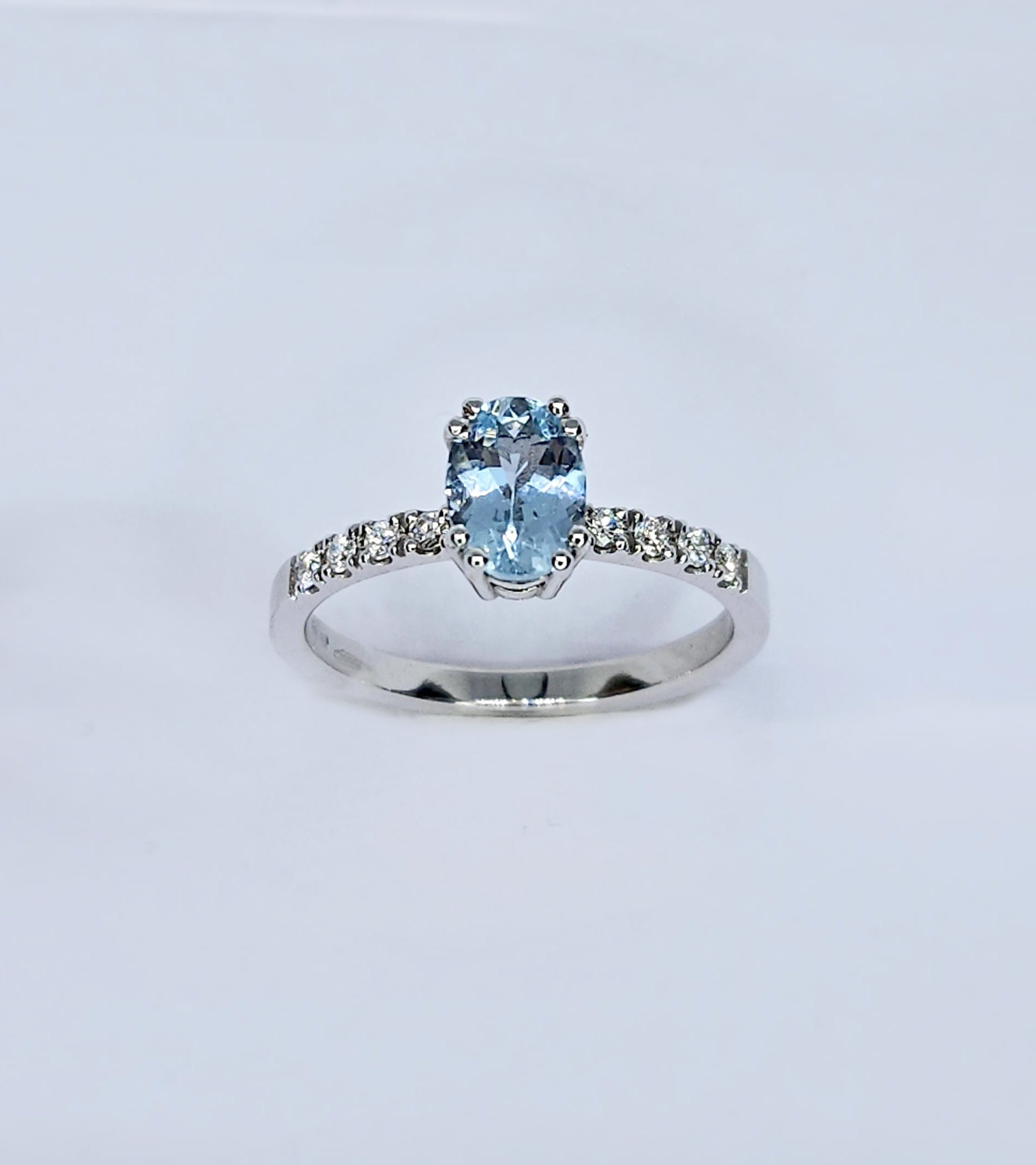 Anello in oro bianco con acquamarina centrale a taglio ovale e diamanti