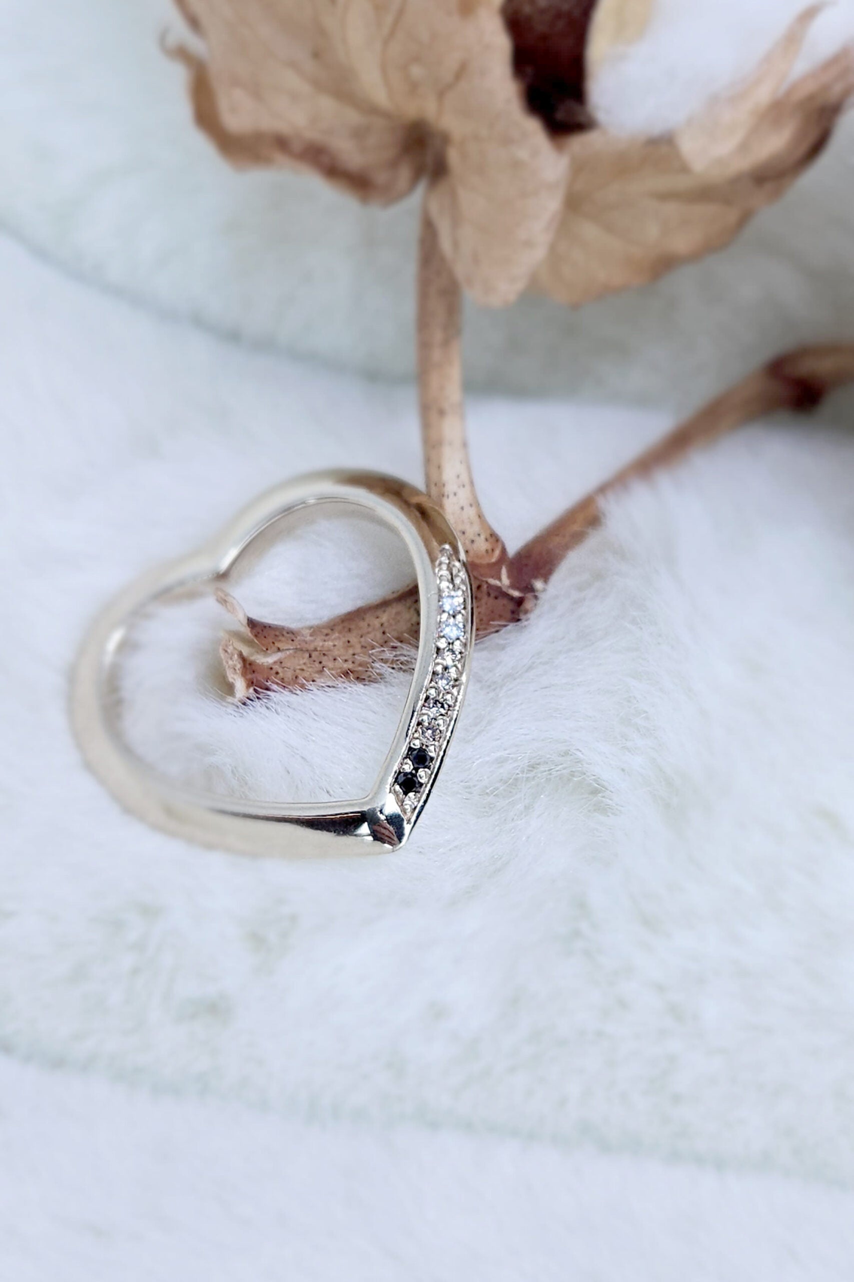 Anello Cuore in oro champagne con diamanti naturali neri, brown e bianchi