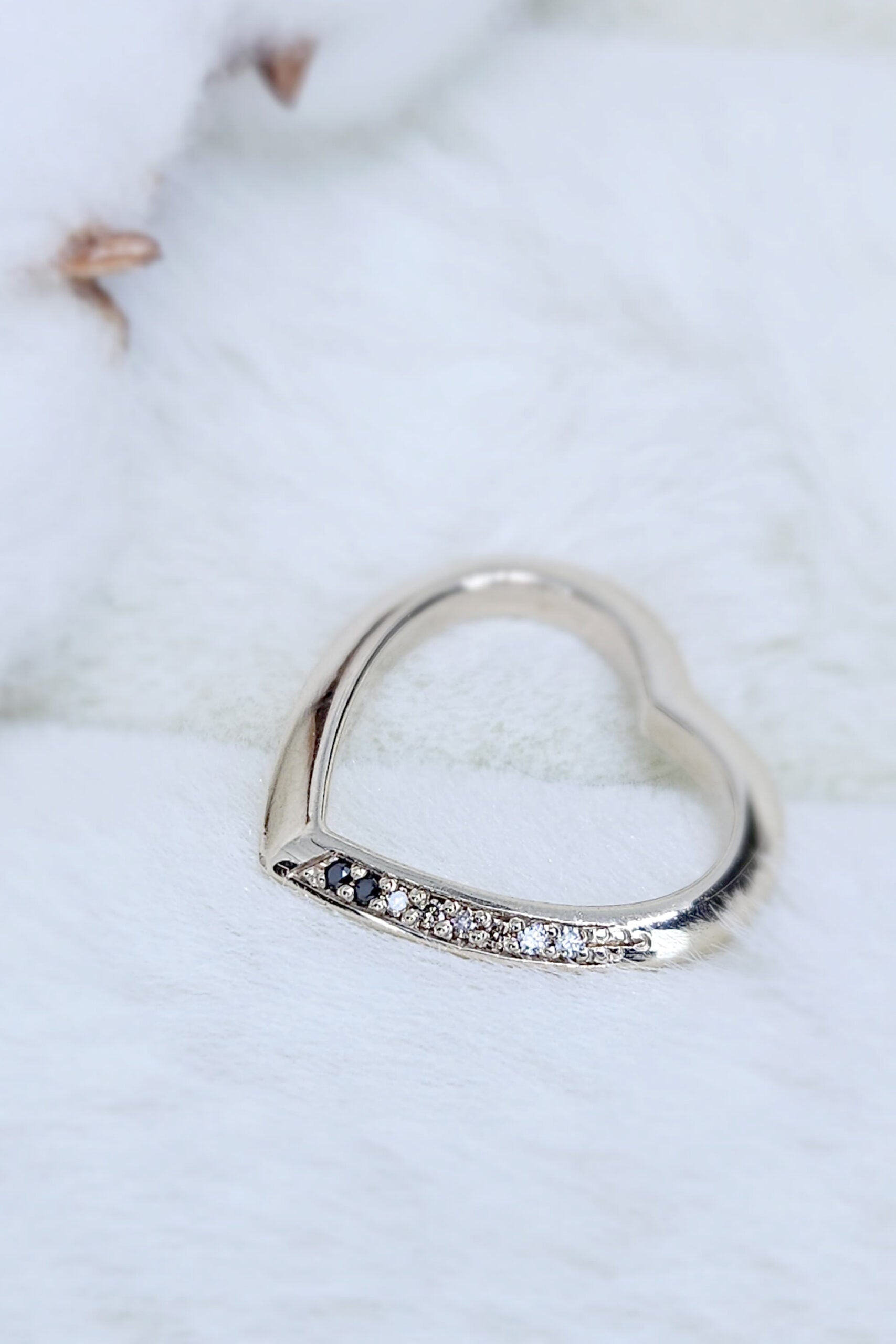 Anello Cuore in oro champagne con diamanti naturali neri, brown e bianchi