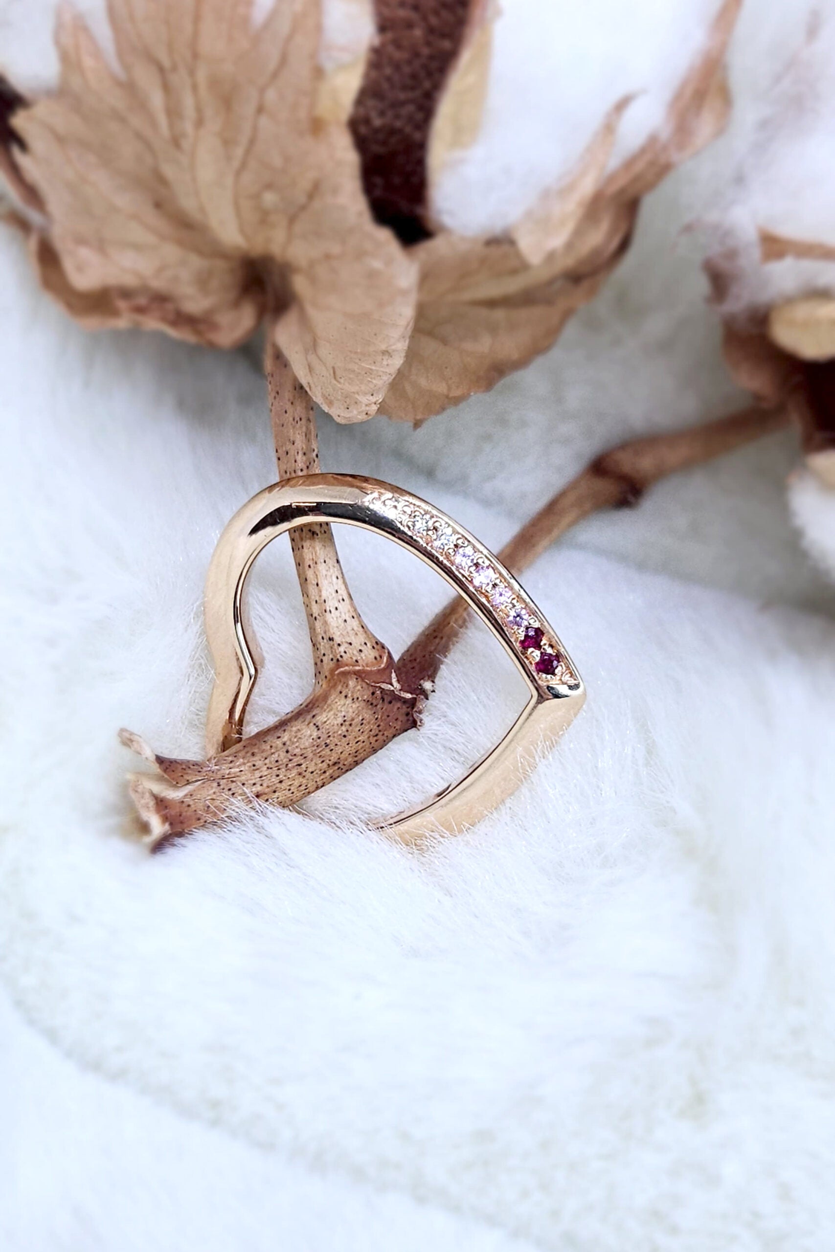 Anello Cuore in oro rosa con rubini, zaffiri rosa e diamanti bianchi naturali