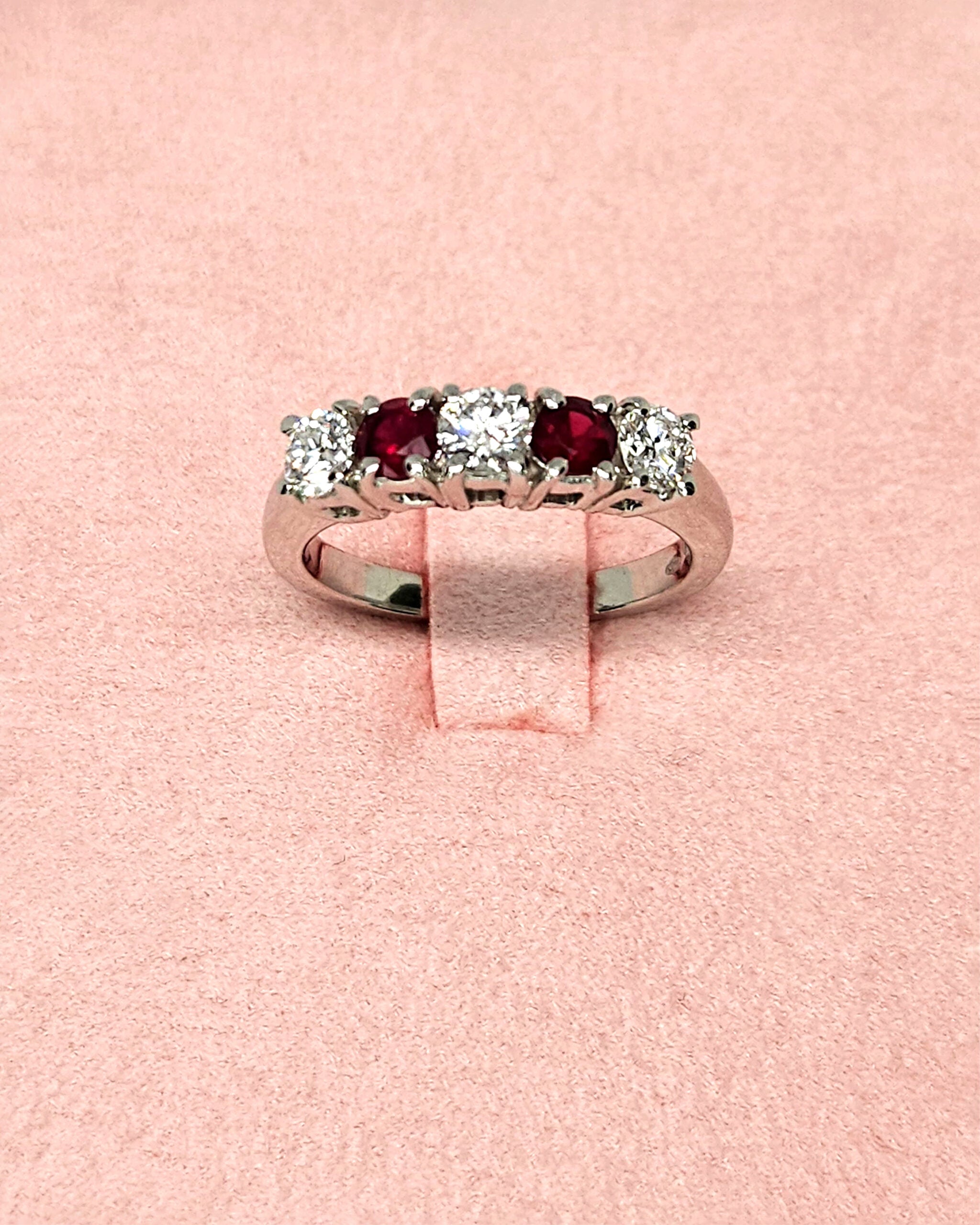 Anello Oro Bianco con rubini e diamanti bianchi alternati