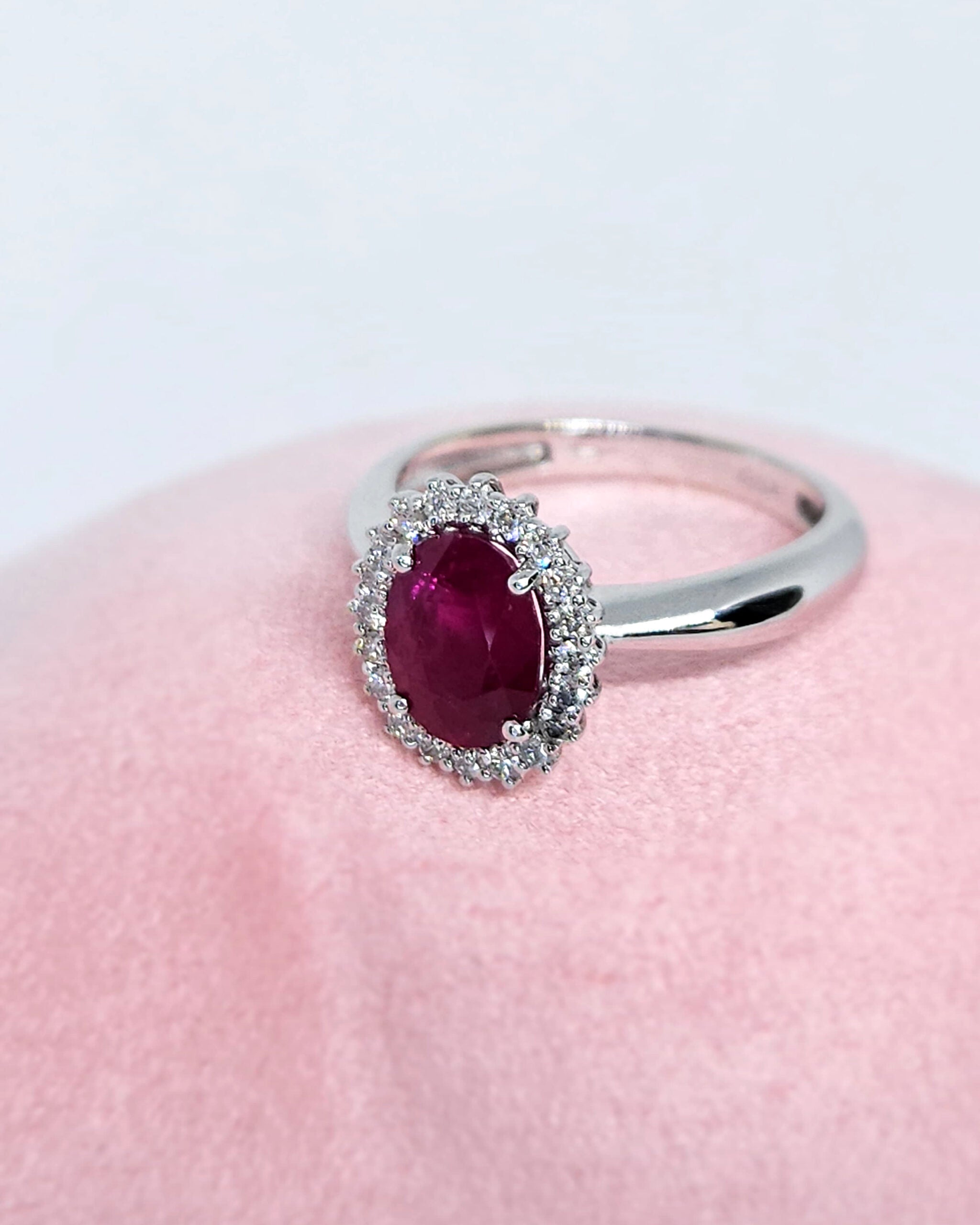 Anello Oro Bianco con rubino ovale e diamanti bianchi