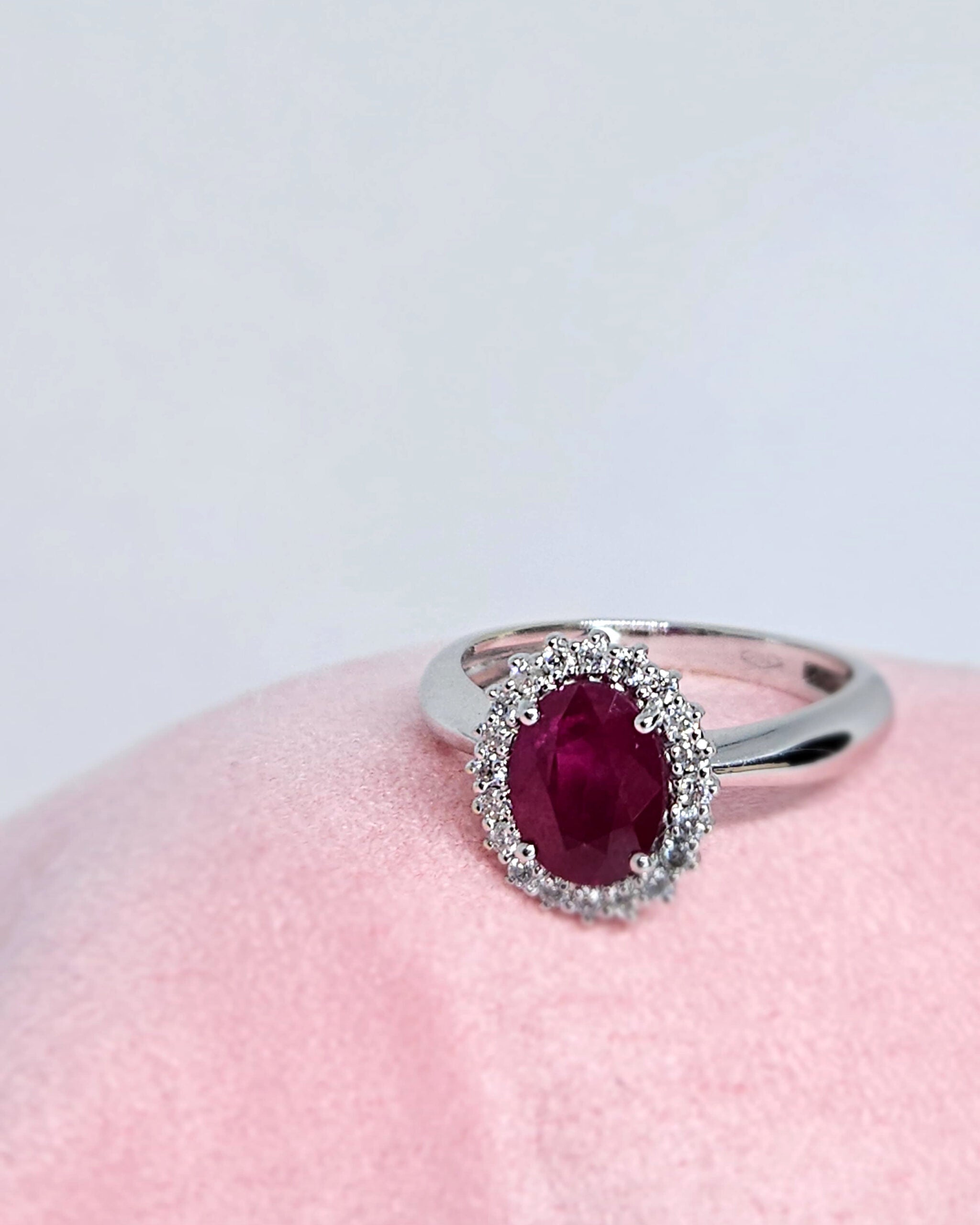 Anello Oro Bianco con rubino ovale e diamanti bianchi