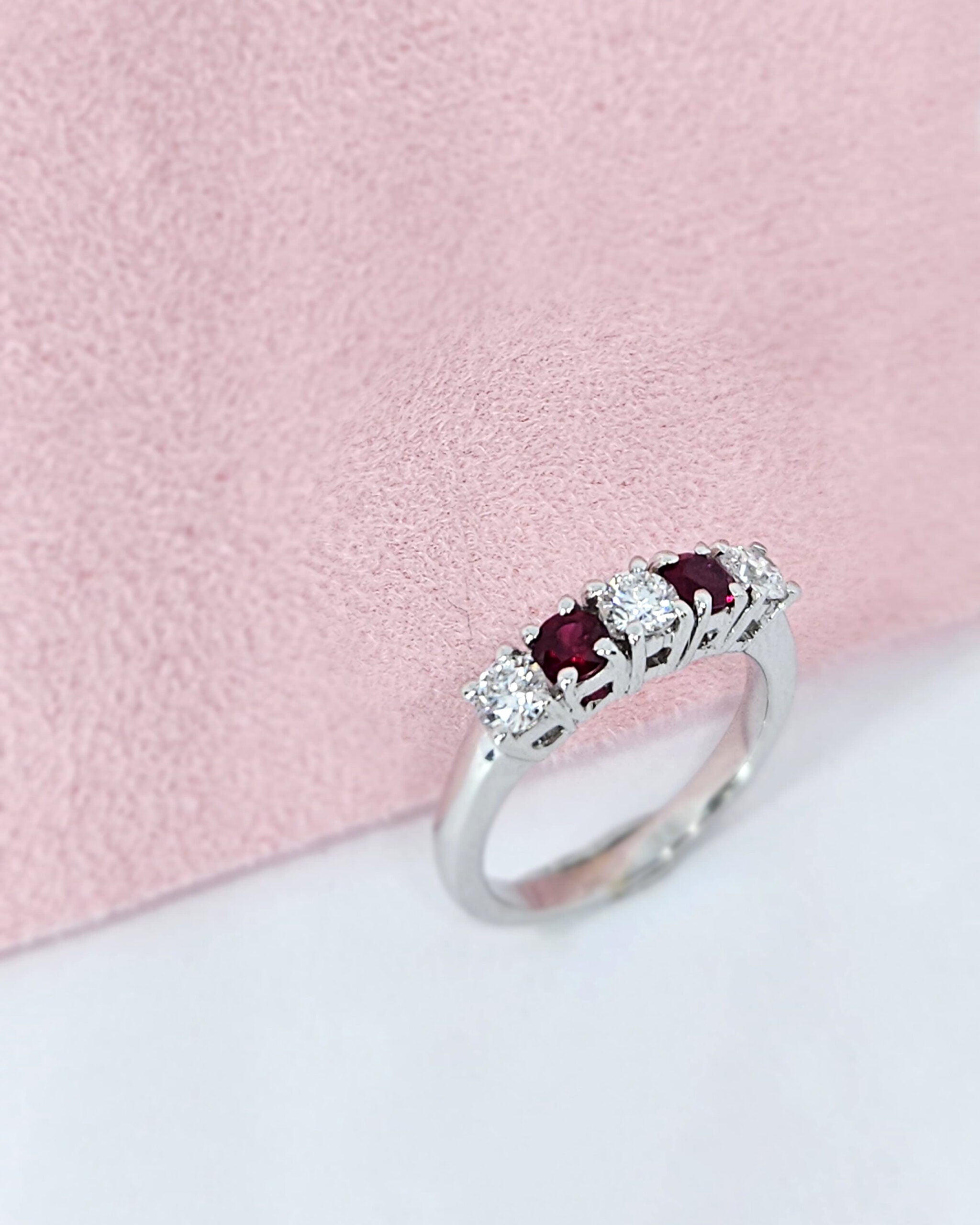 Anello Oro Bianco con rubini e diamanti bianchi alternati