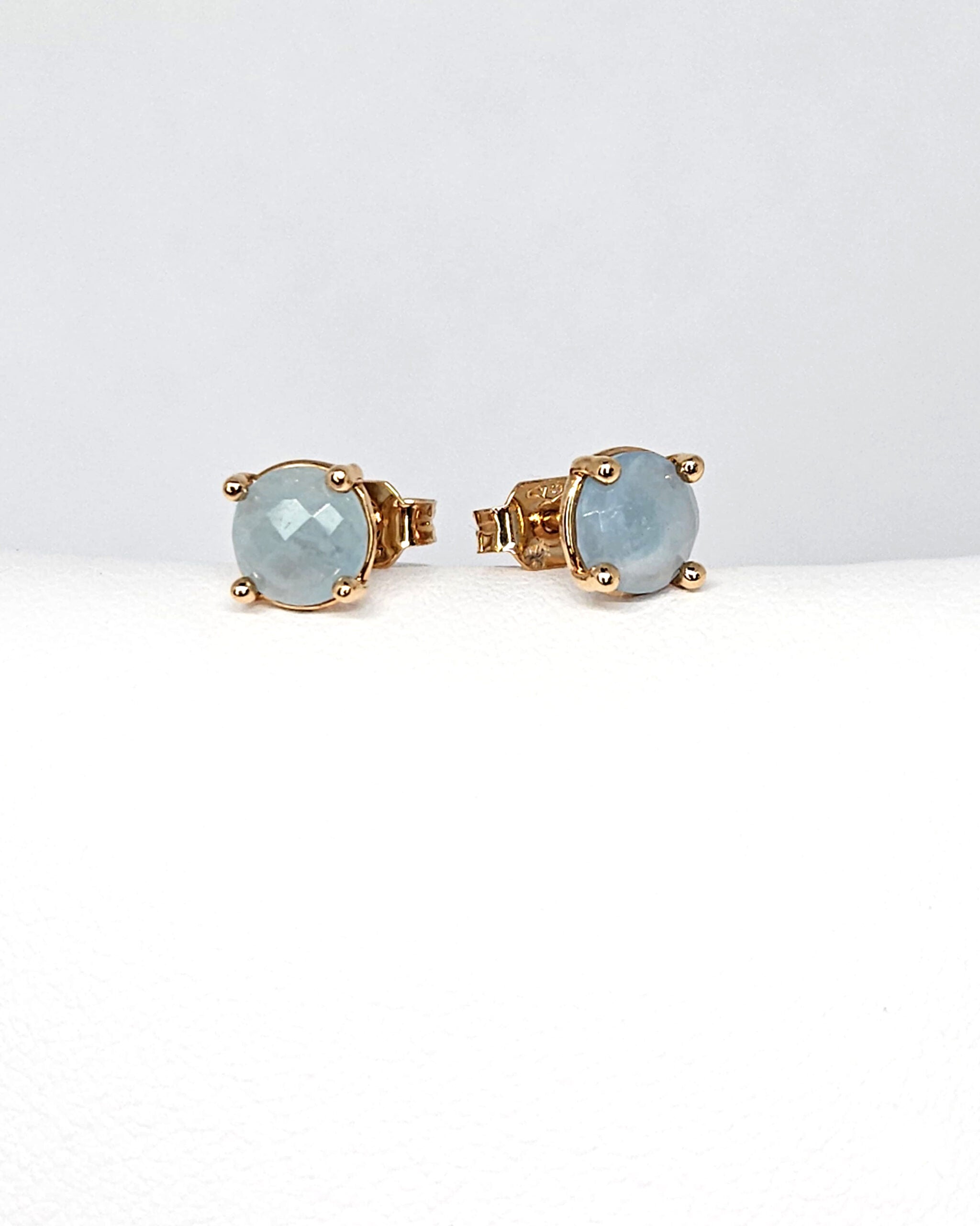 Orecchini bottoncino in oro rosa con acquamarina milk