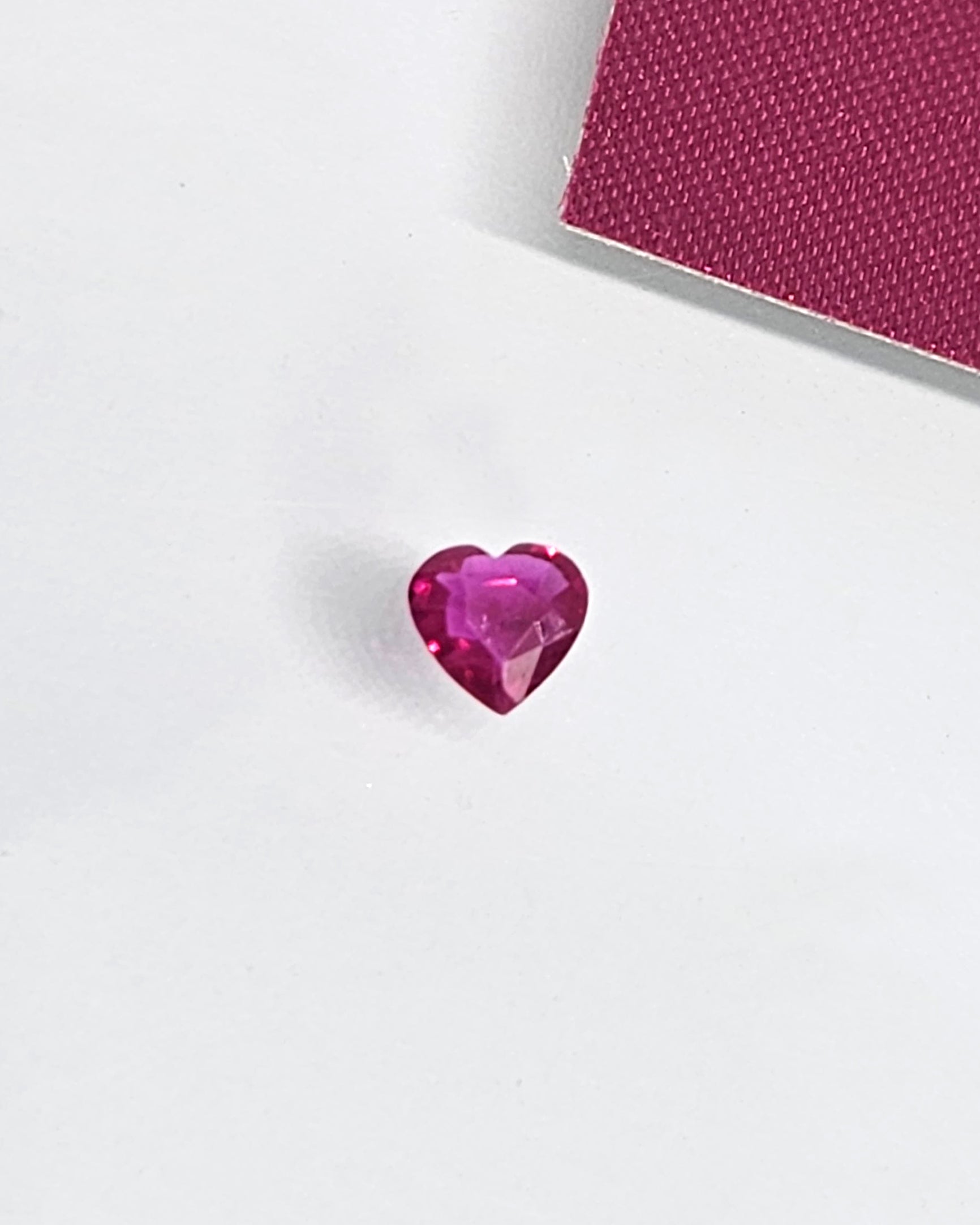 Rubino naturale a taglio cuore