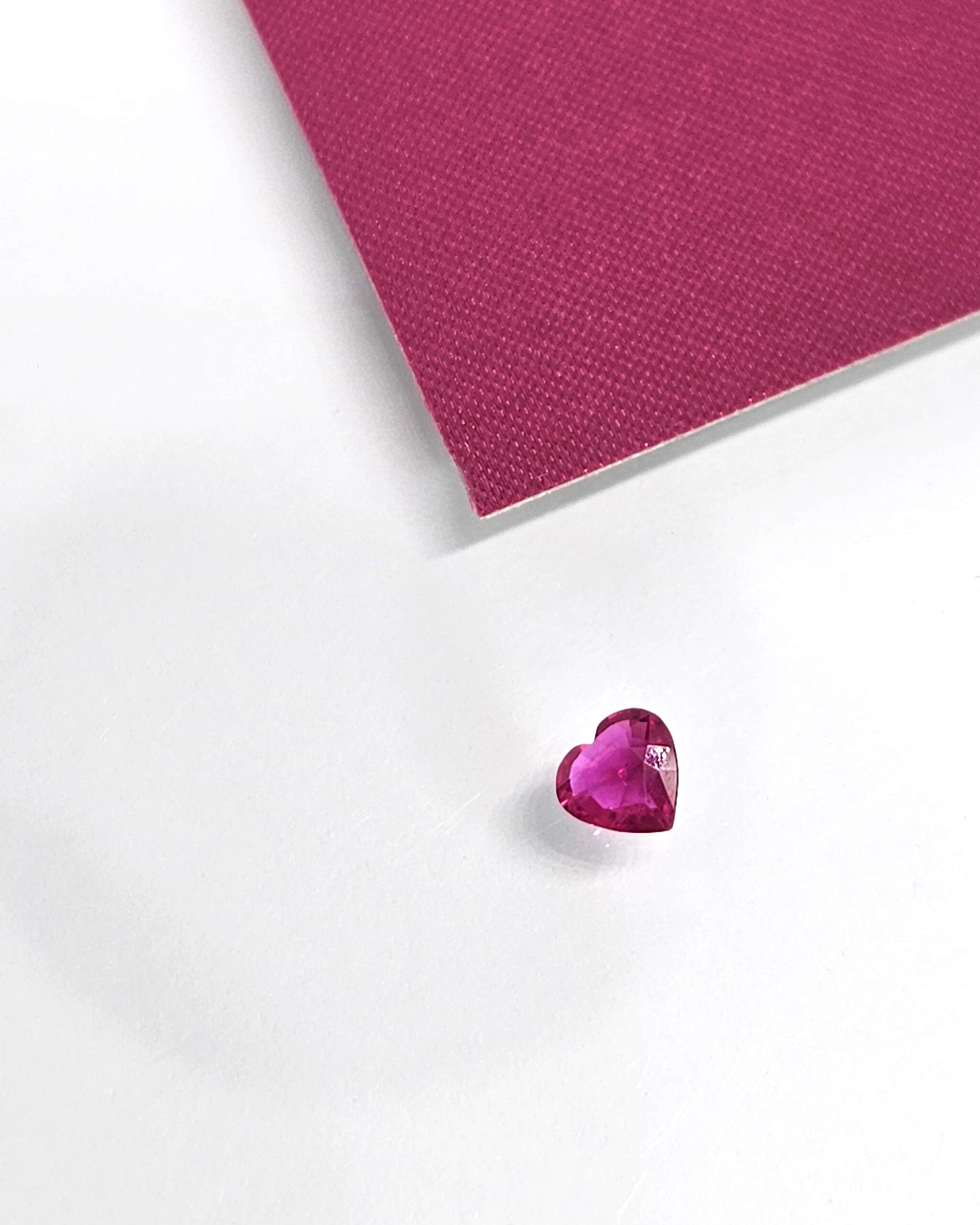 Rubino naturale a taglio cuore