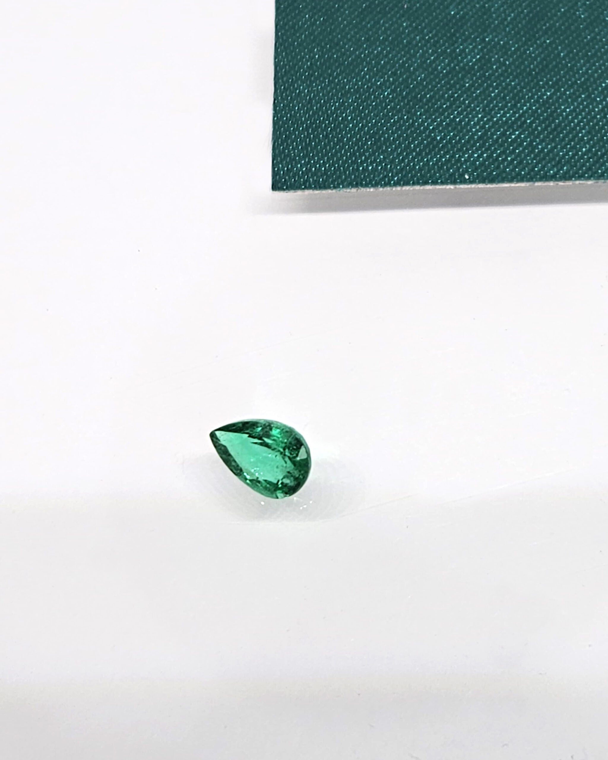 Smeraldo naturale colombiano a taglio goccia