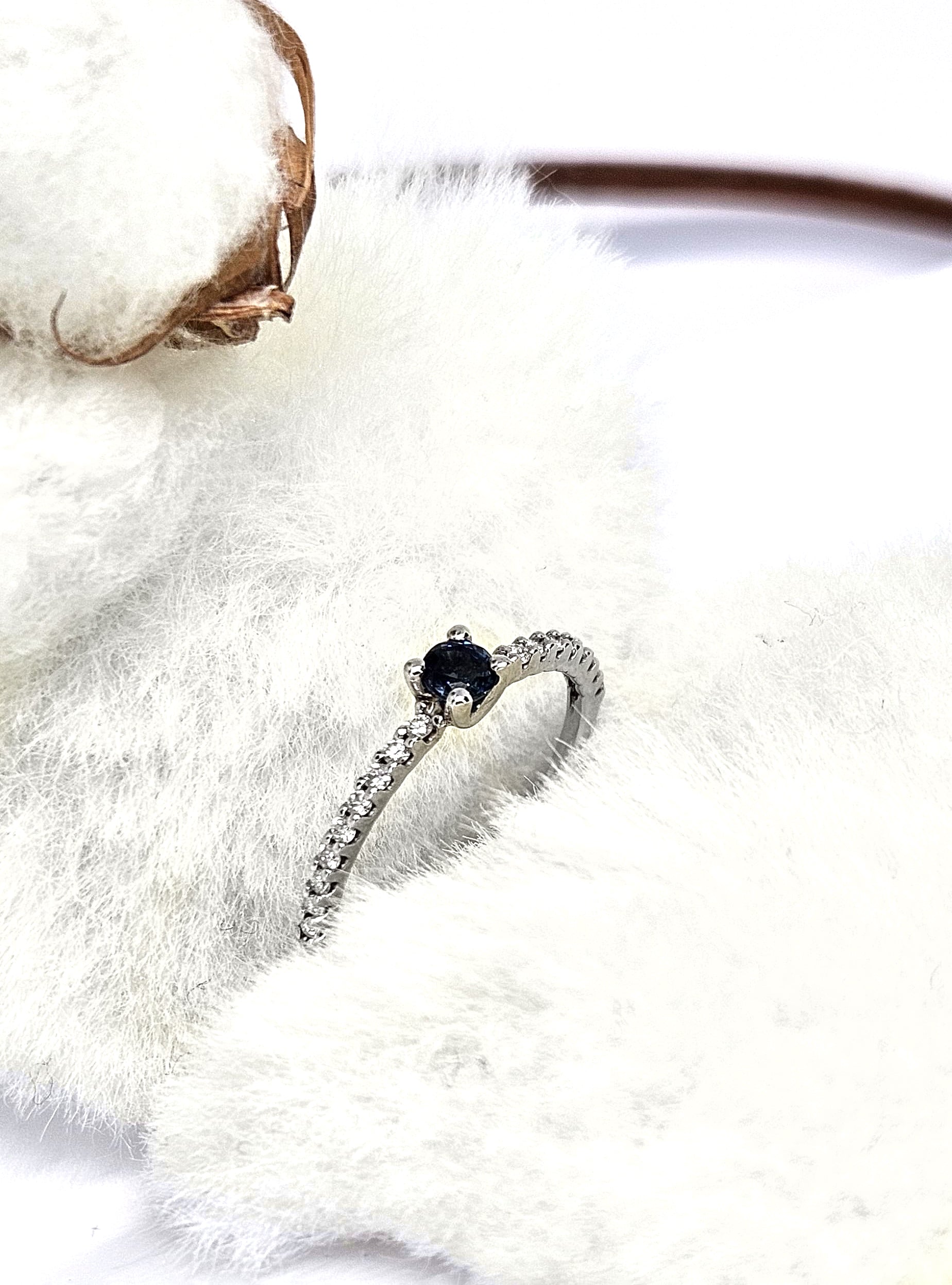 Anello in oro bianco con zaffiro blu centrale e diamanti bianchi