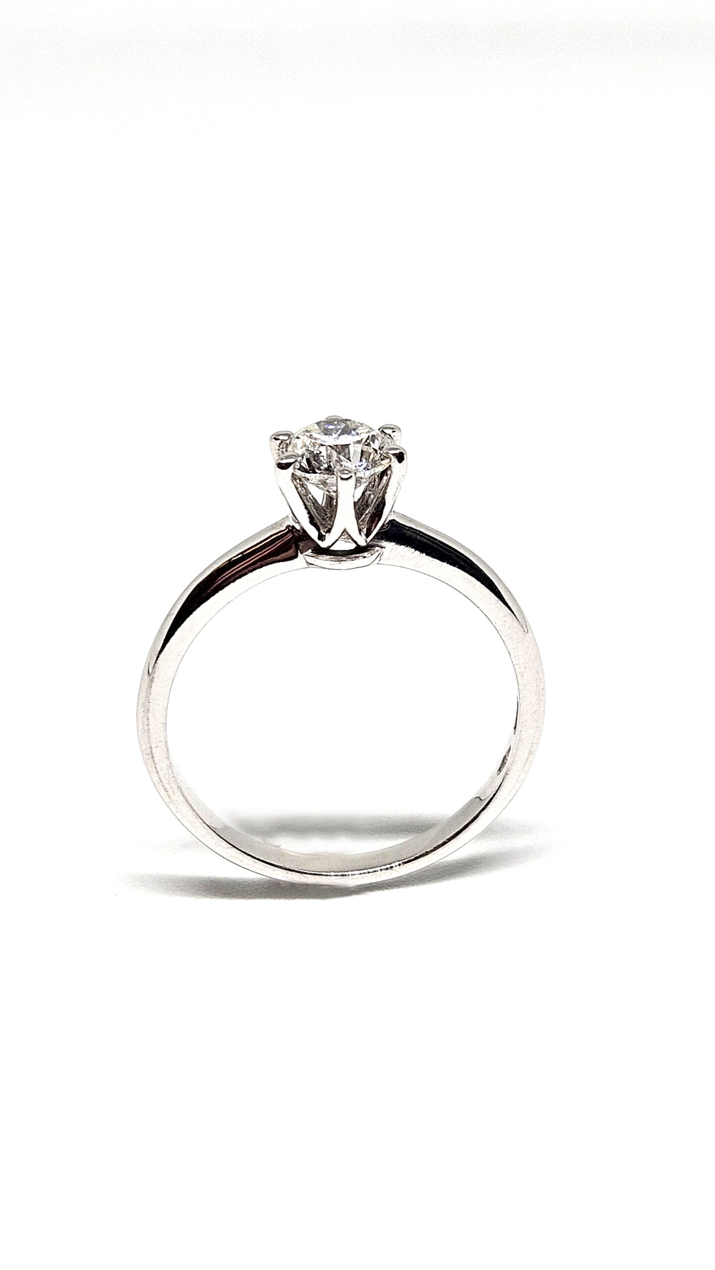 Solitario 6 grappe in oro bianco con diamante naturale