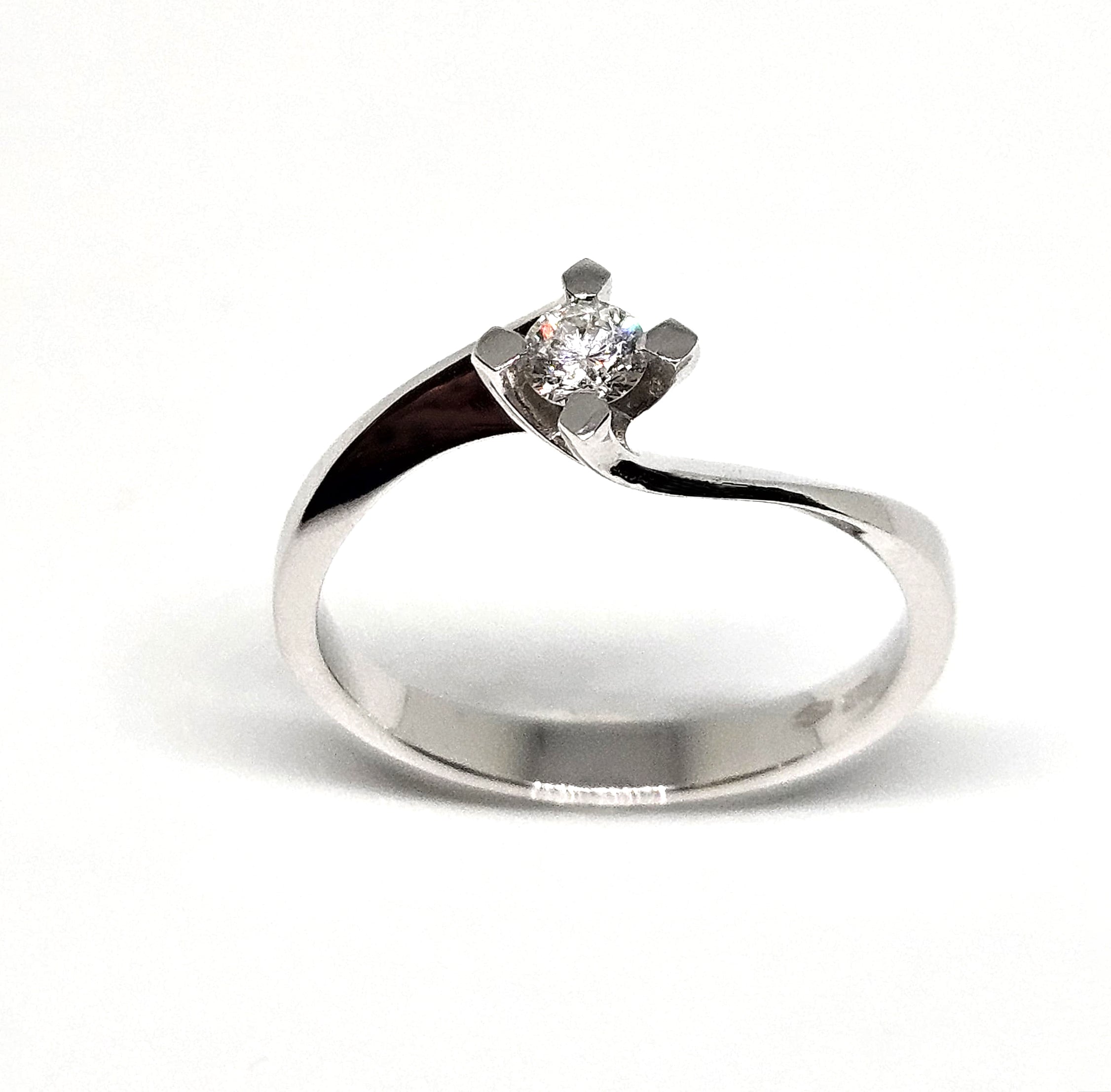 Solitario contrariè in Oro Bianco e diamante bianco