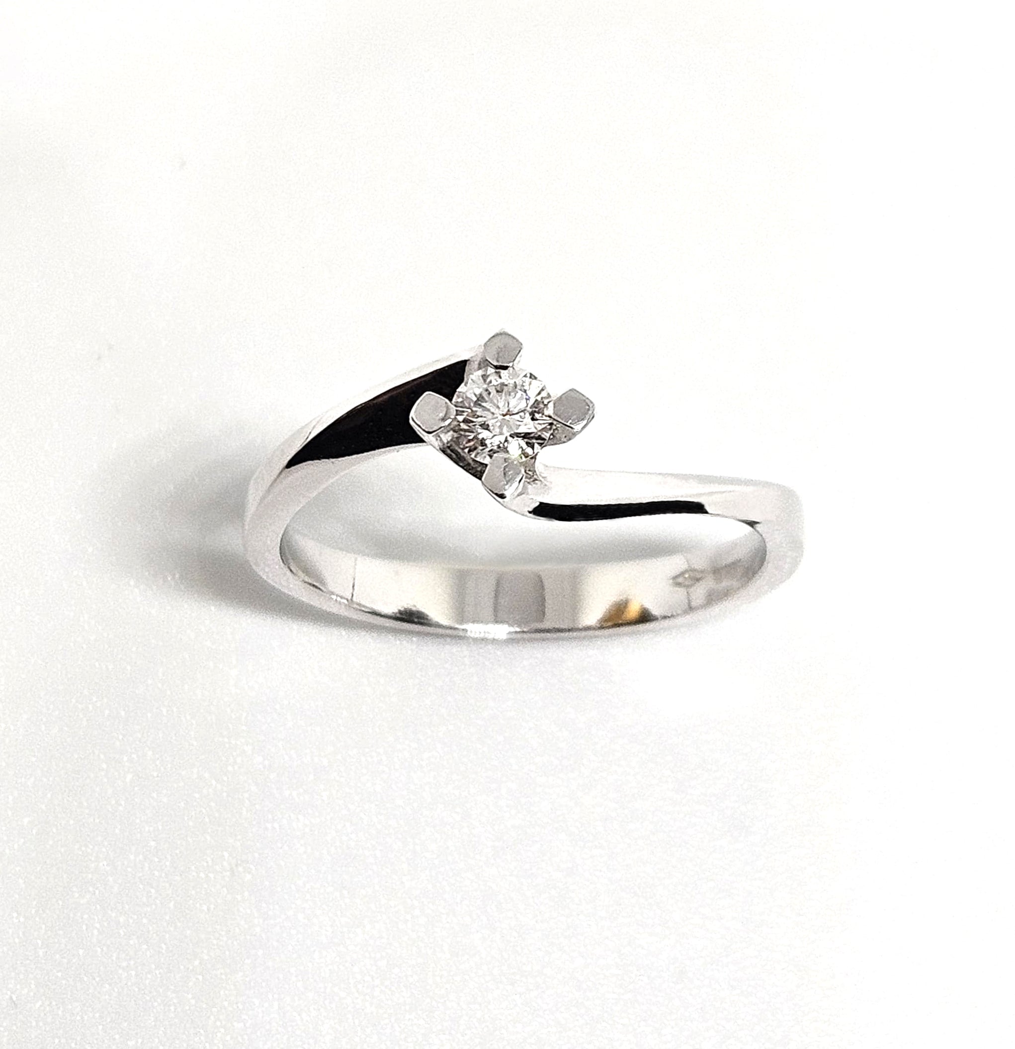 Solitario contrariè in Oro Bianco e diamante bianco