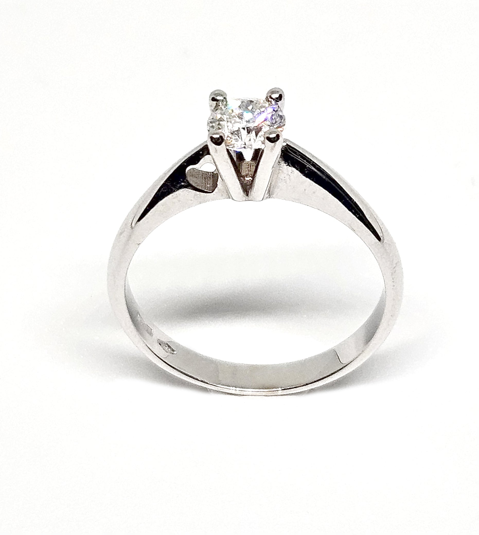 Solitario in oro bianco con diamante naturale e dettaglio cuore