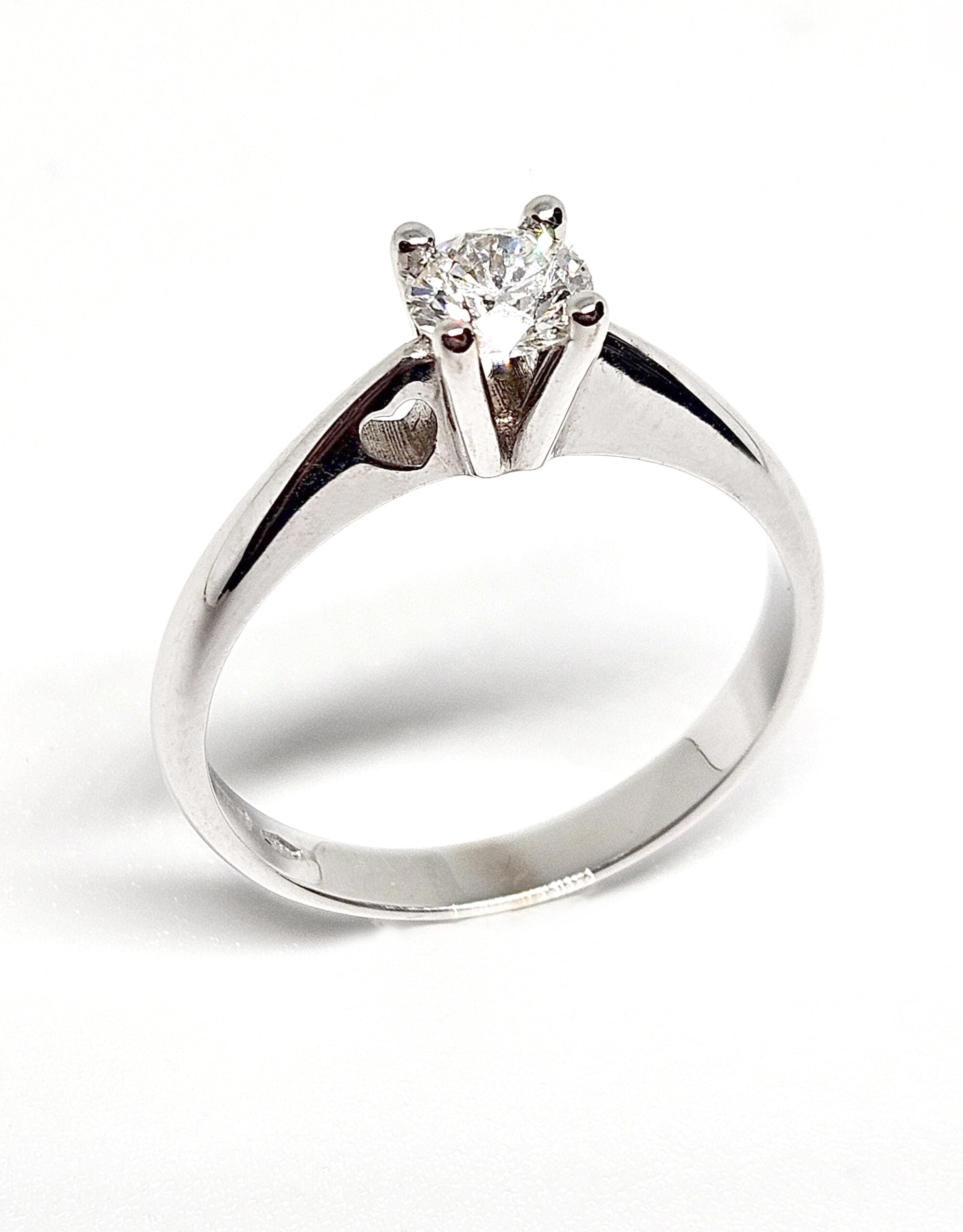 Solitario in oro bianco con diamante naturale e dettaglio cuore