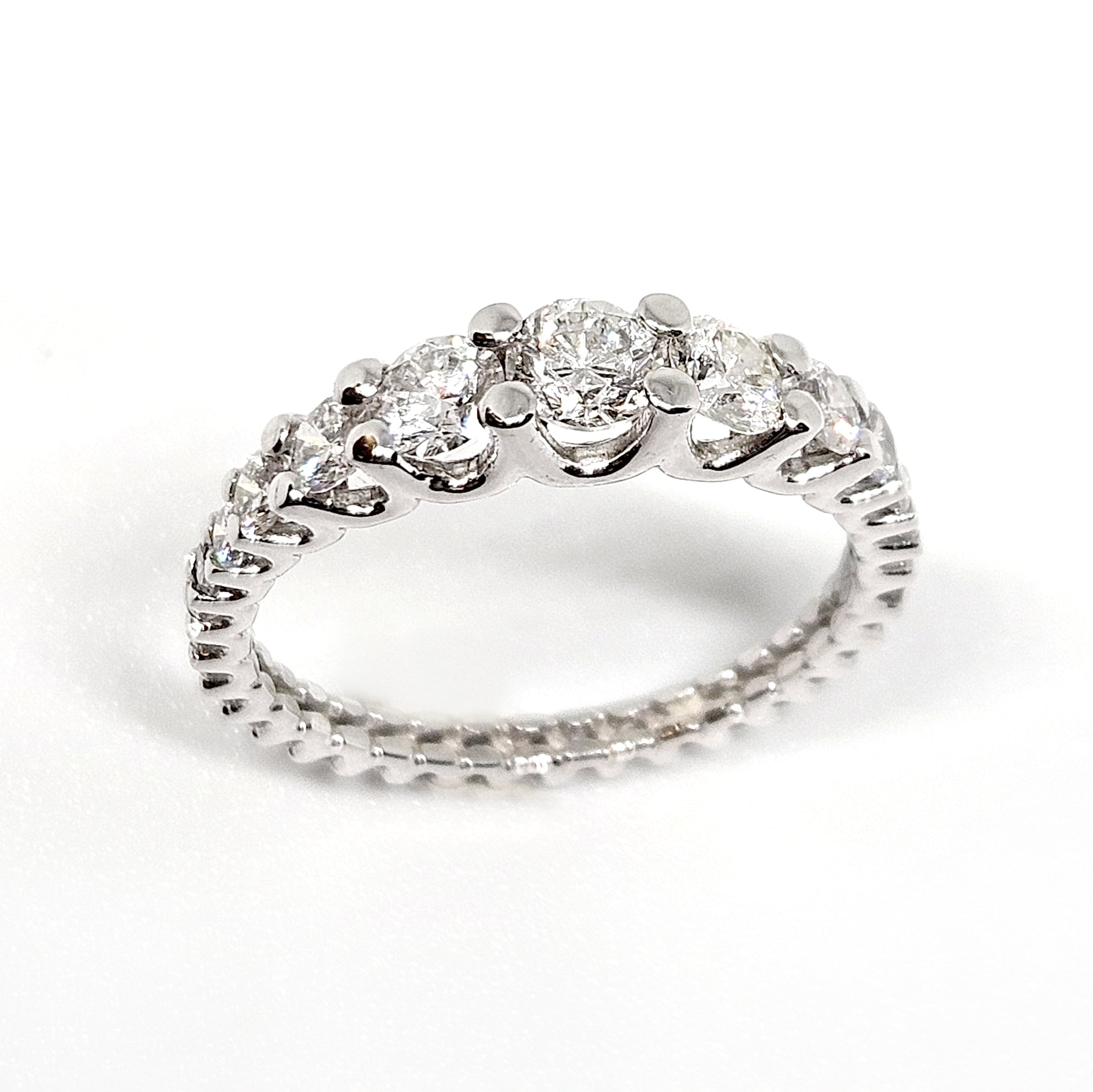 Anello Grace in oro bianco con diamanti naturali degradè