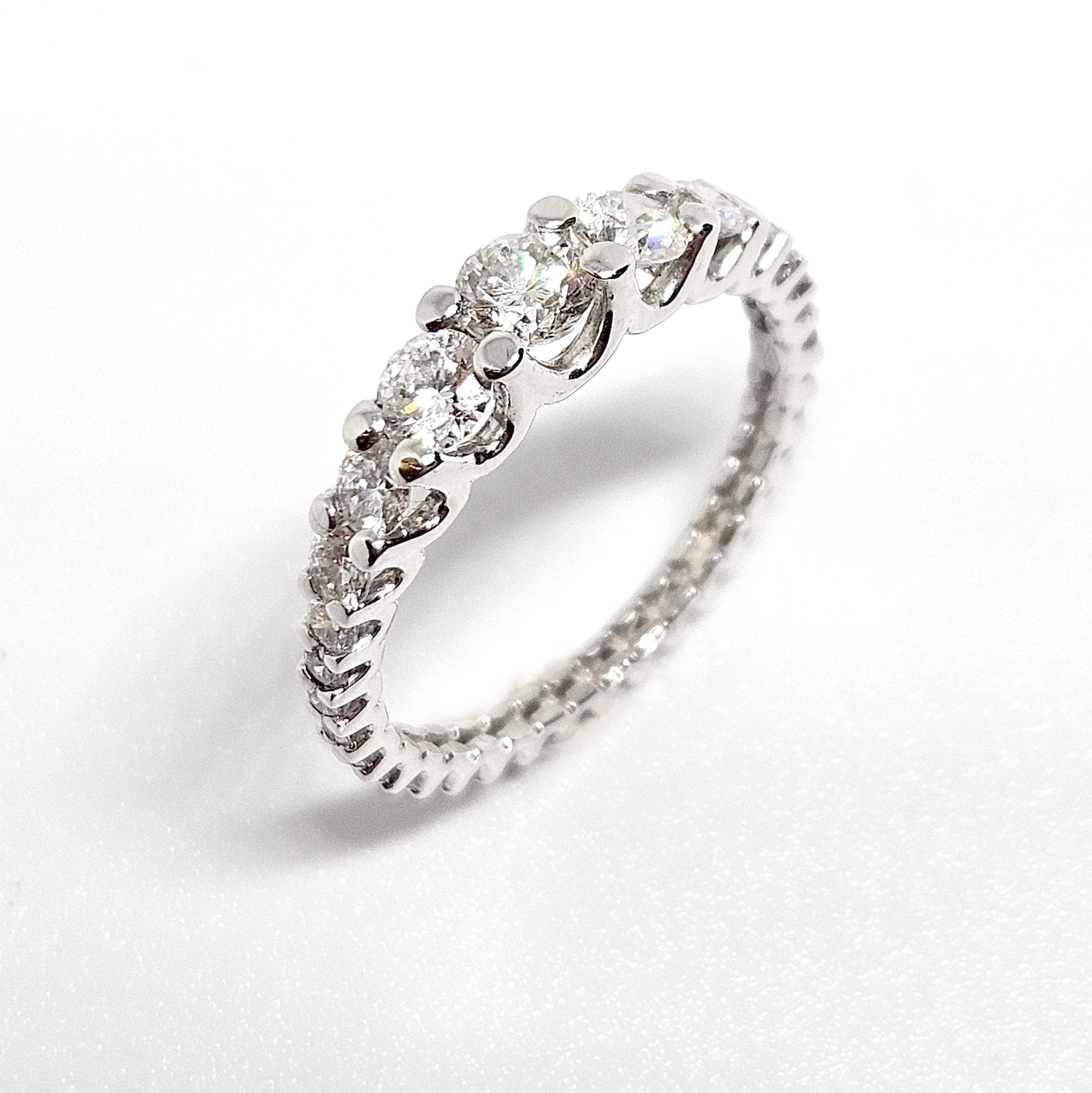 Anello Grace in oro bianco con diamanti naturali degradè