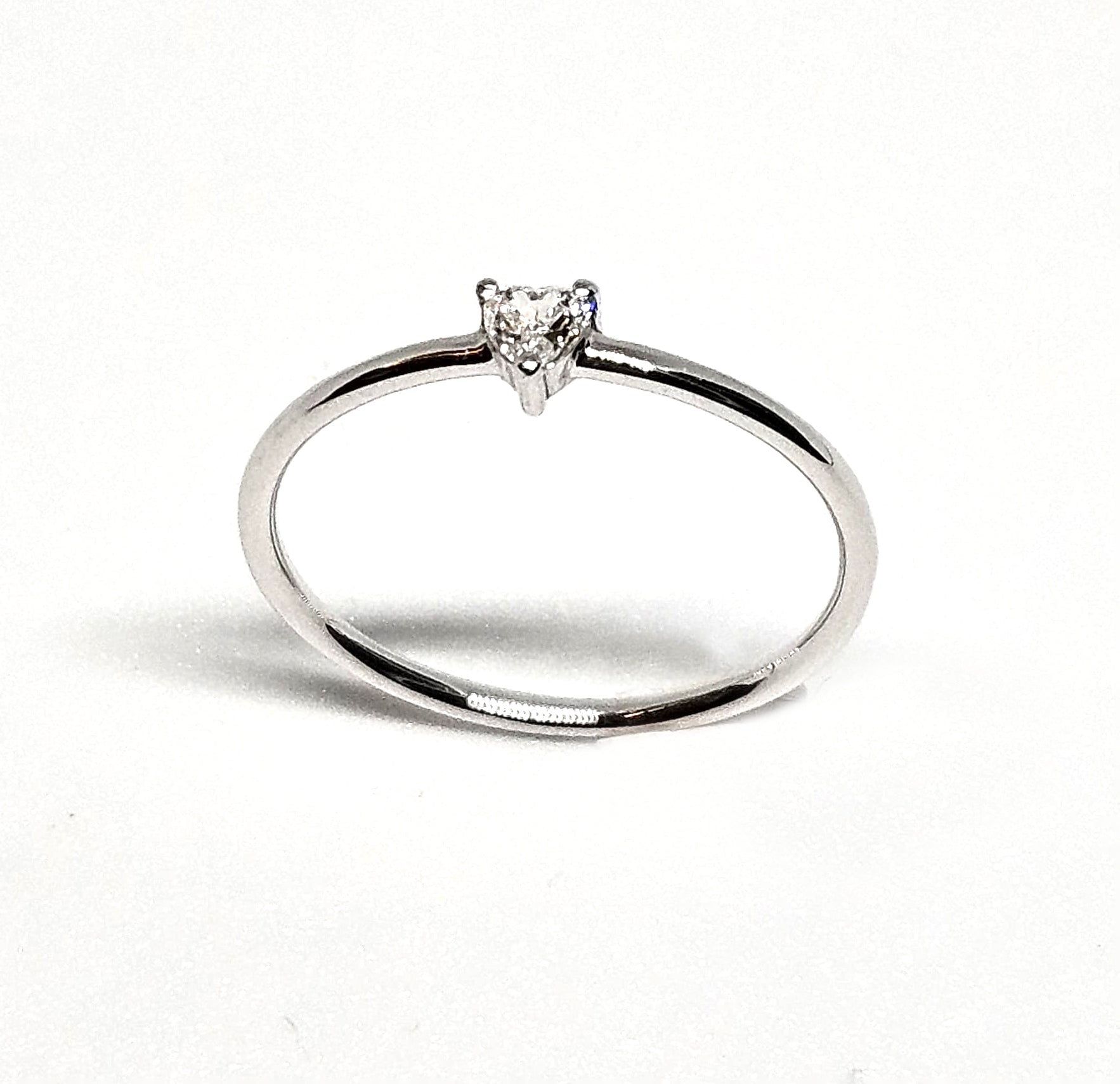 Anello in oro bianco con diamante naturale a taglio cuore