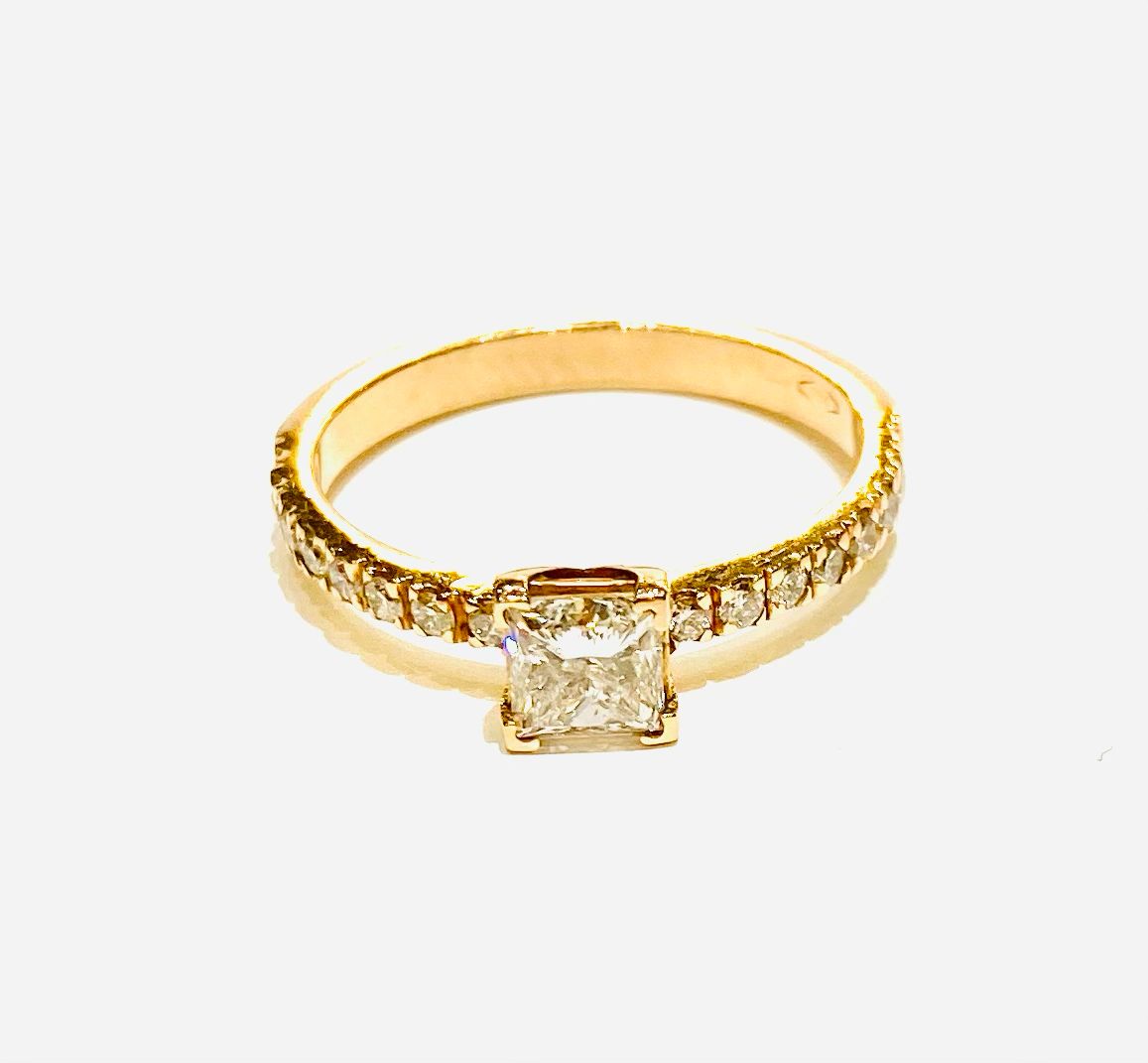 Anello in Oro Rosa con Diamante Bianco centrale princess