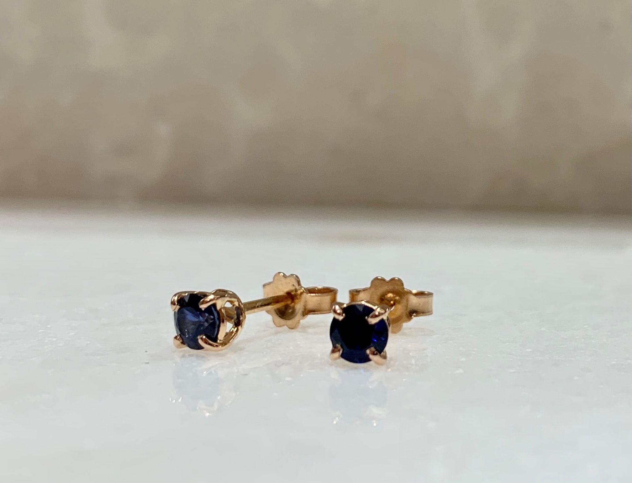 Punti luce in Oro Rosa e zaffiri blu