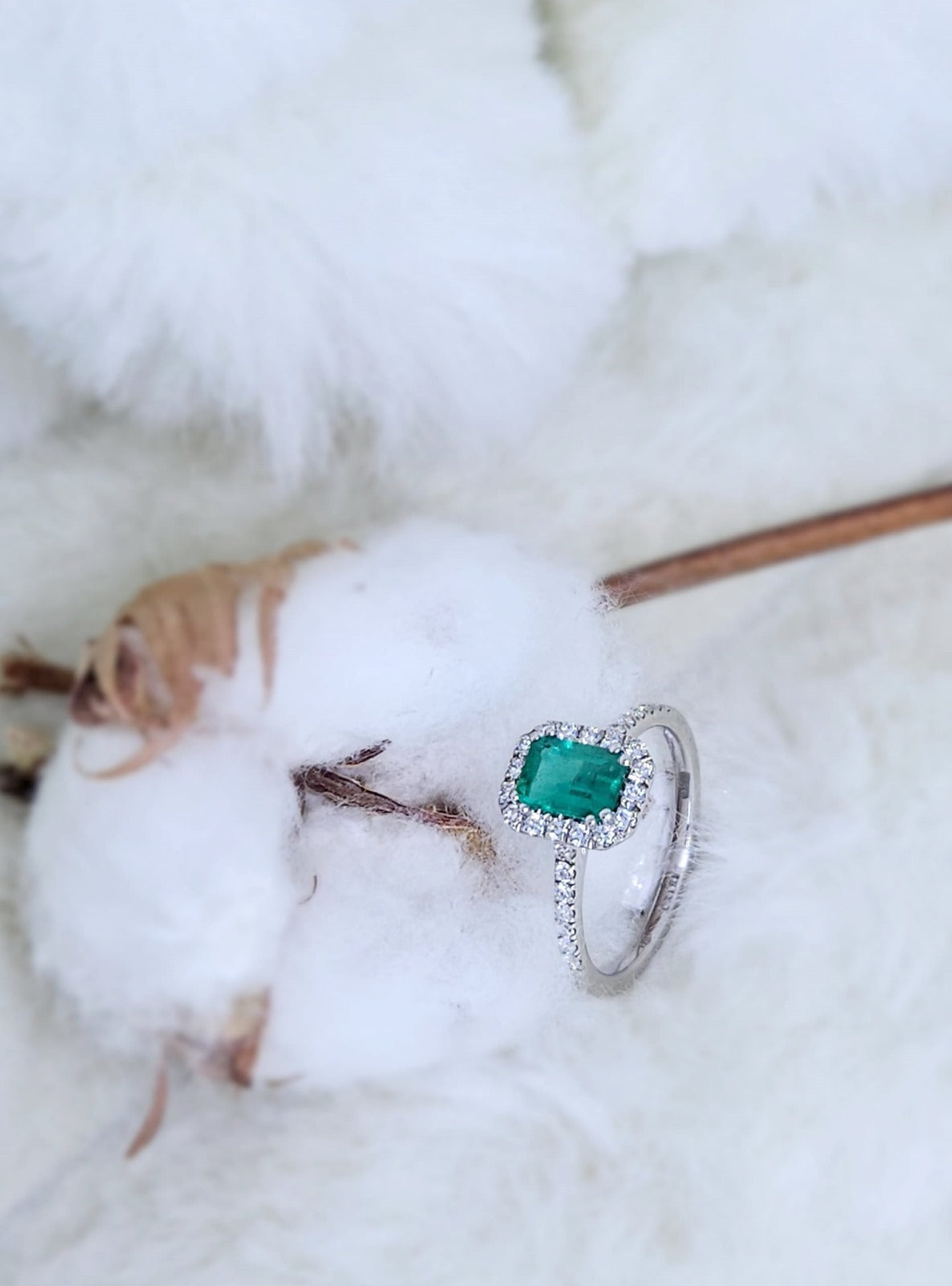 Anello con smeraldo e diamanti