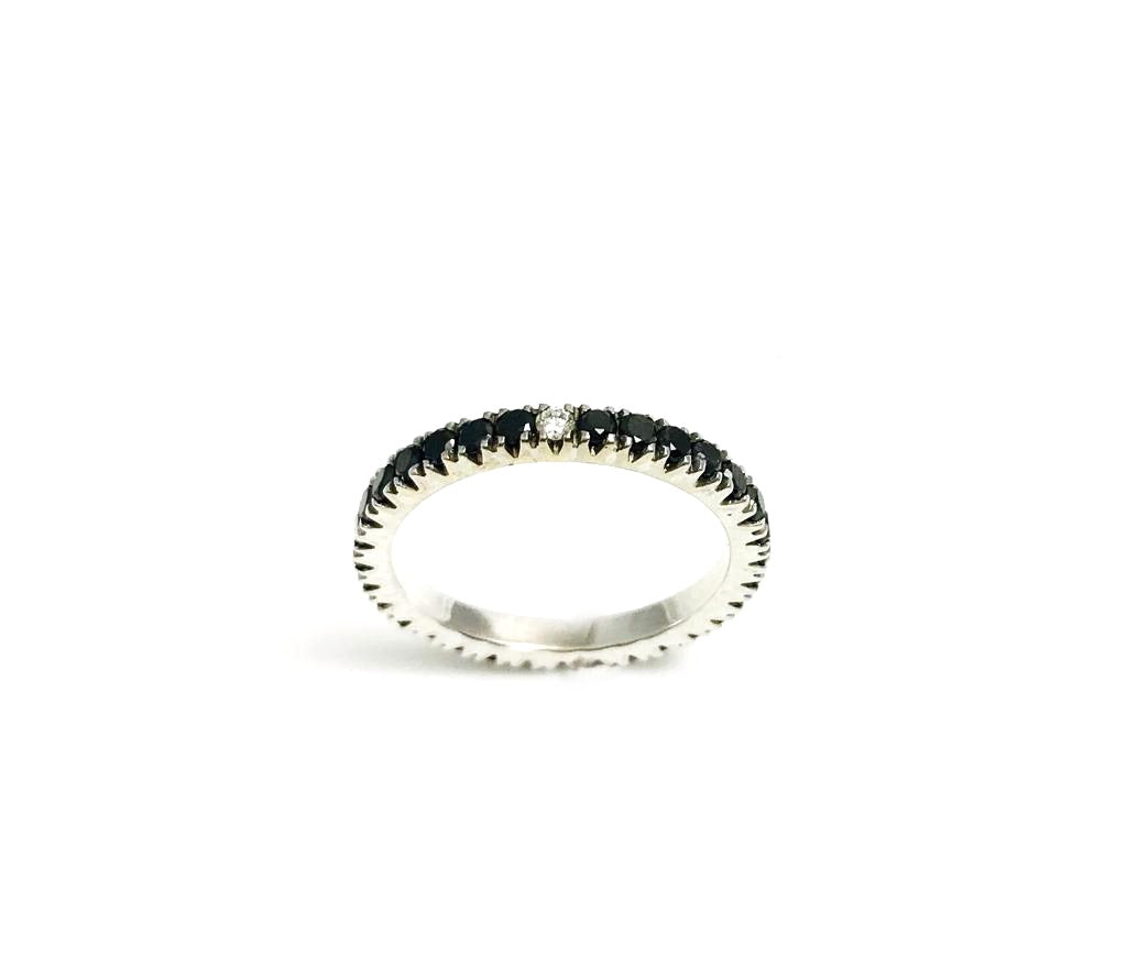 Anello veretta in oro bianco, diamanti neri e diamante bianco centrale