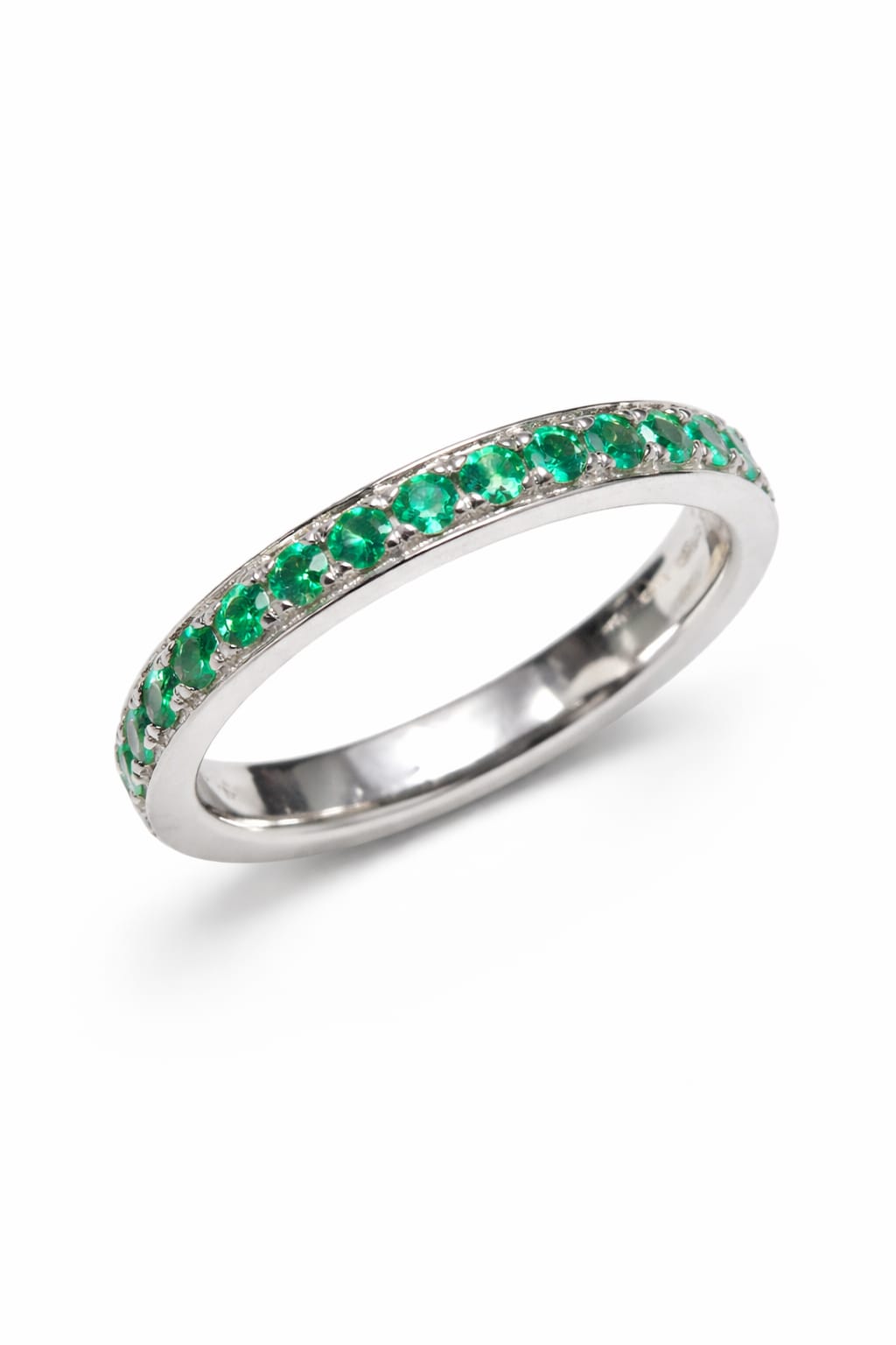 Anello veretta in oro bianco e smeraldi