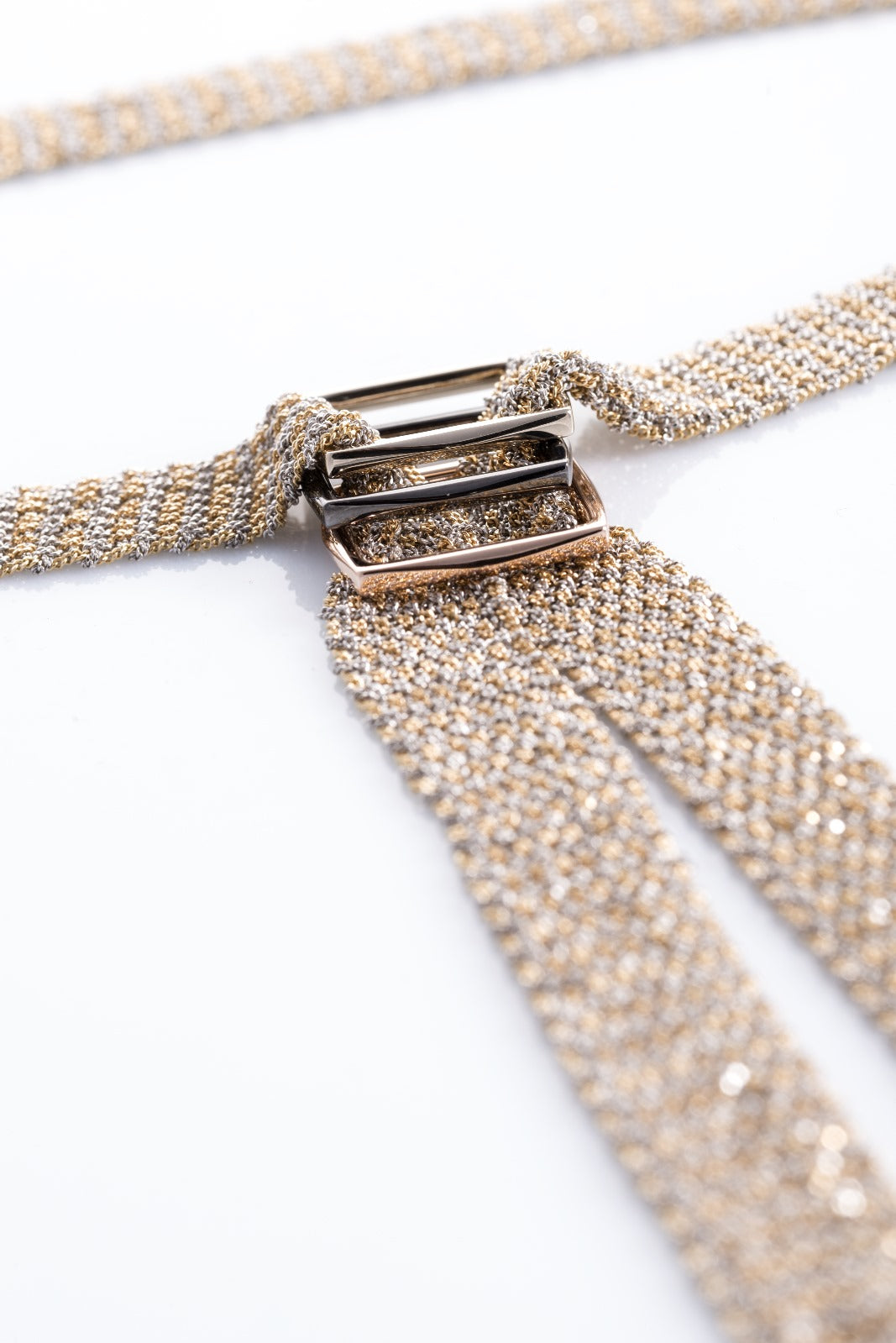 Collana sciarpa ad effetto tessuto in Oro Champagne