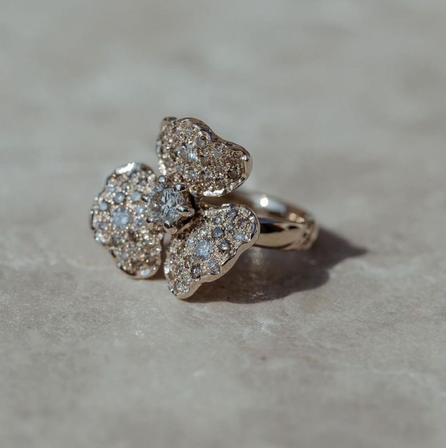 Anello Eglantine in Oro Champagne 750 con diamanti bianchi e Brown