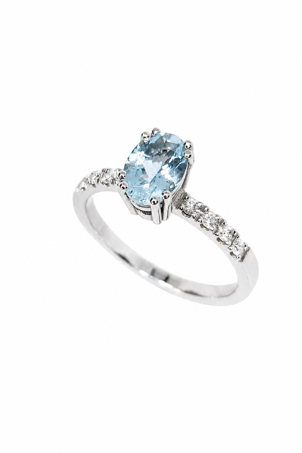 White gold ring with central oval-cut aquamarine and diamonds